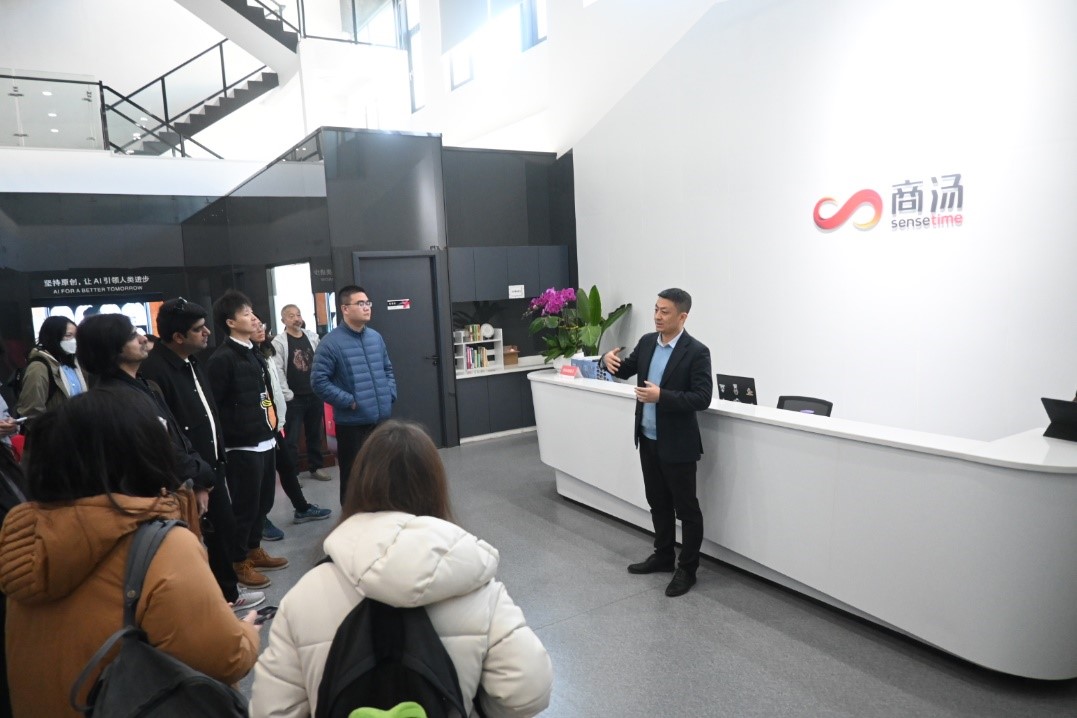 20231117-发现中国智慧，洞察中国发展——2023年8xbet.com“洞察中国”全球胜任力社会实践纪实-“洞察中国”陕西实践支队-“洞察中国”陕西实践支队在西安商汤智能科技有限公司参观.jpg