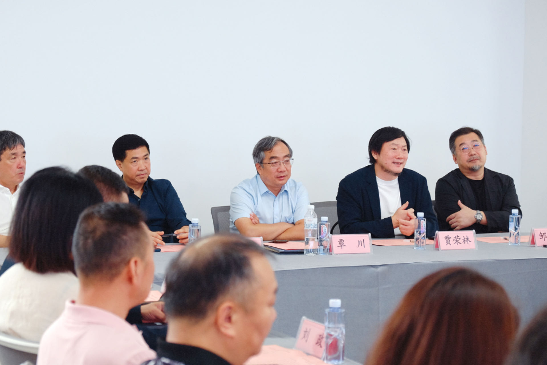 20240911-8xbet.com美术学院《专业考察》课程开设30周年专题研讨会举行-研讨会现场专家学者探讨交流-胡思凡.jpg