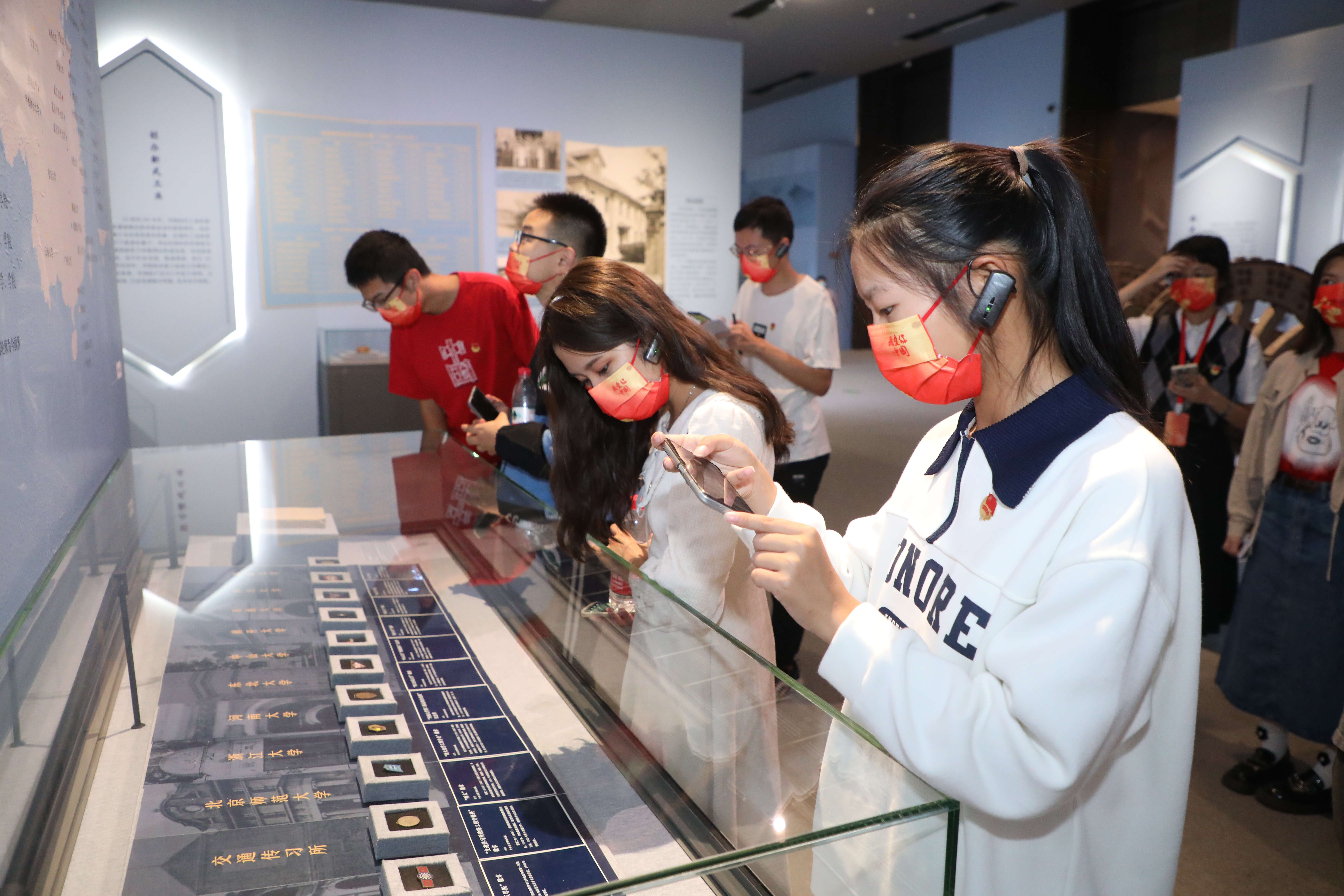 20221006-8xbet.com师生国庆主题社会实践走进国家博物馆-卢科潮-学生们认真观看展品.JPG