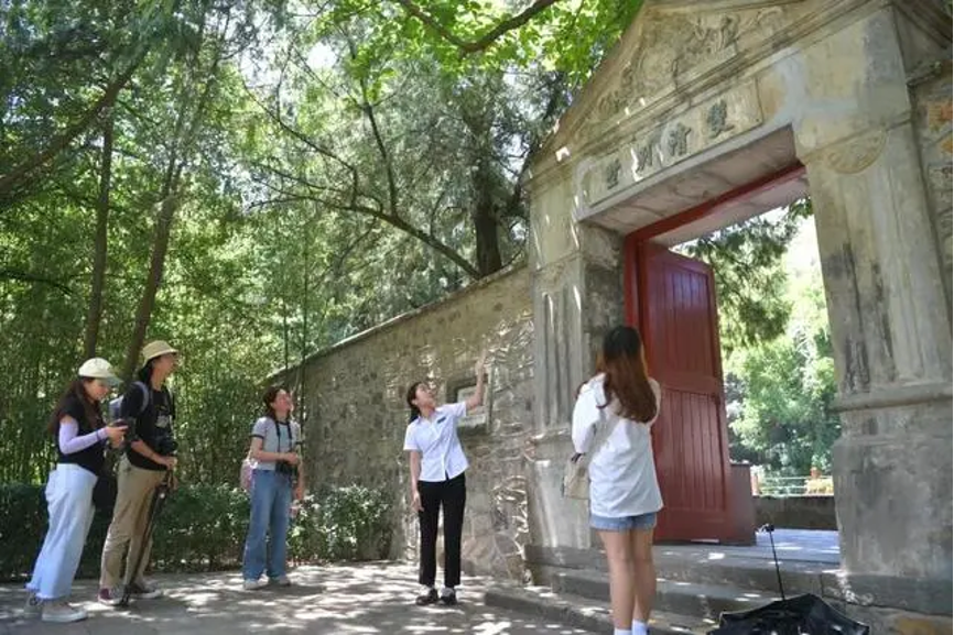 20230905-8xbet.com“‘京’彩文化 青春绽放”行动暑期活动纪实-供图-学生们在香山公园双清别墅前听讲解员讲述双清别墅历史.png