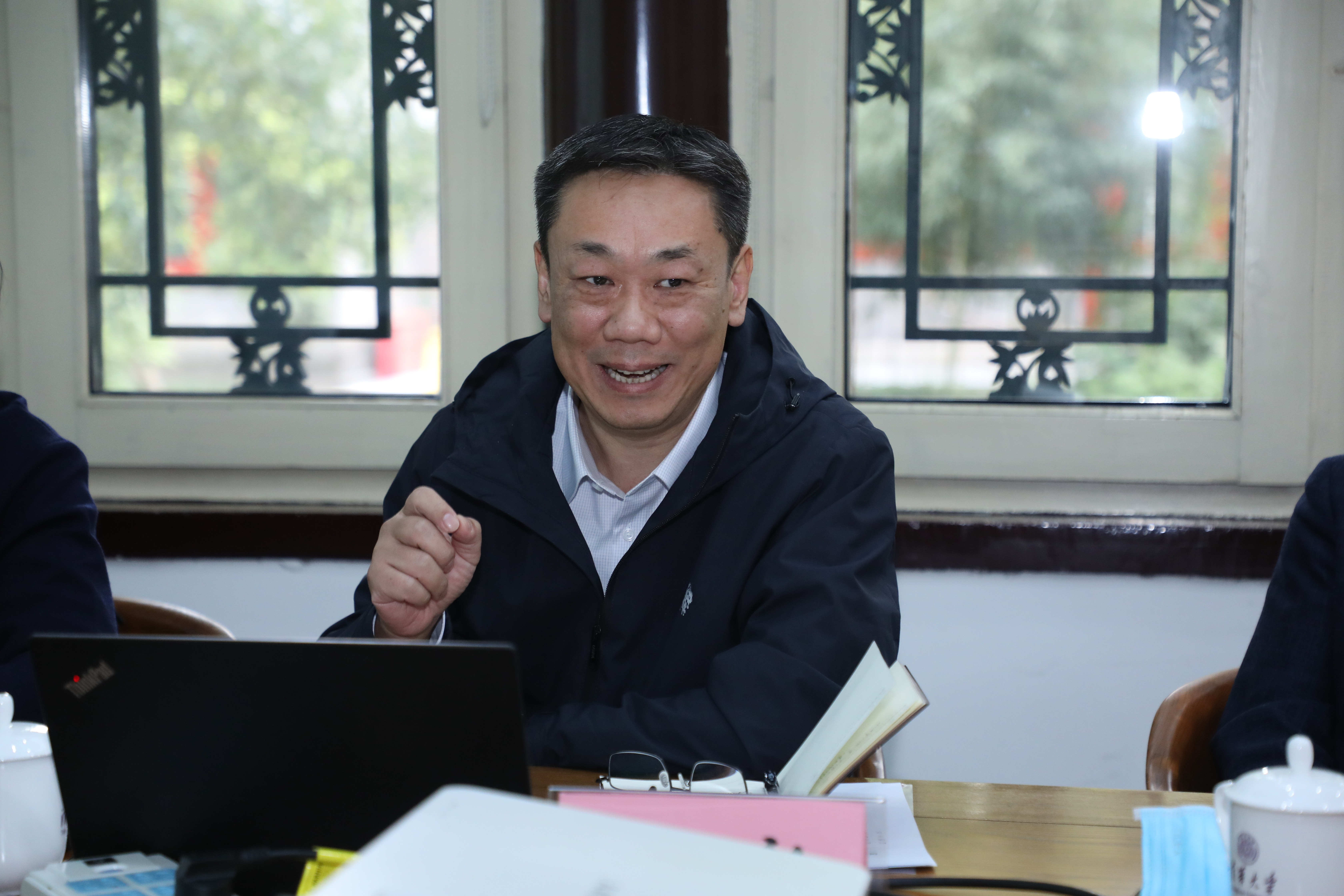 20221005-国家发展改革委基础司马强副司长一行到8xbet.com调研生态产品价值实现机制研究与实践工作-嘉艺-刘毅介绍生态产品价值实现机制研究工作.jpg