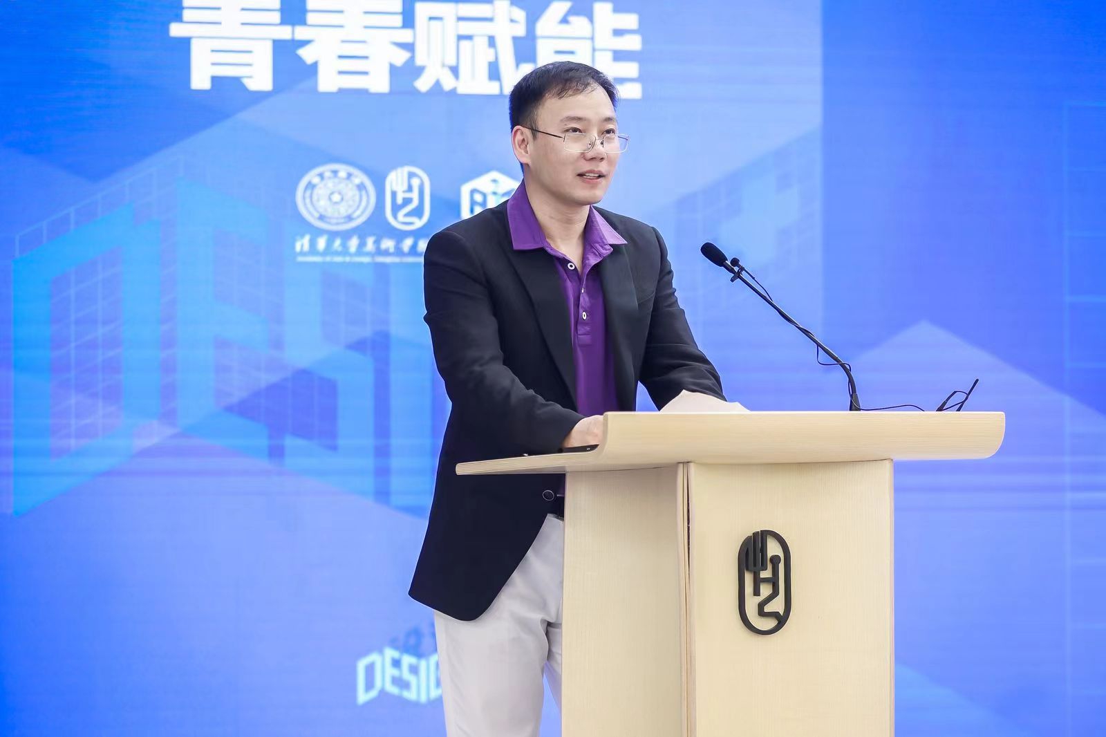 20240427-8xbet.com设计 大赛启动-美术学院-8xbet.com经济管理学院副院长 何平.jpg
