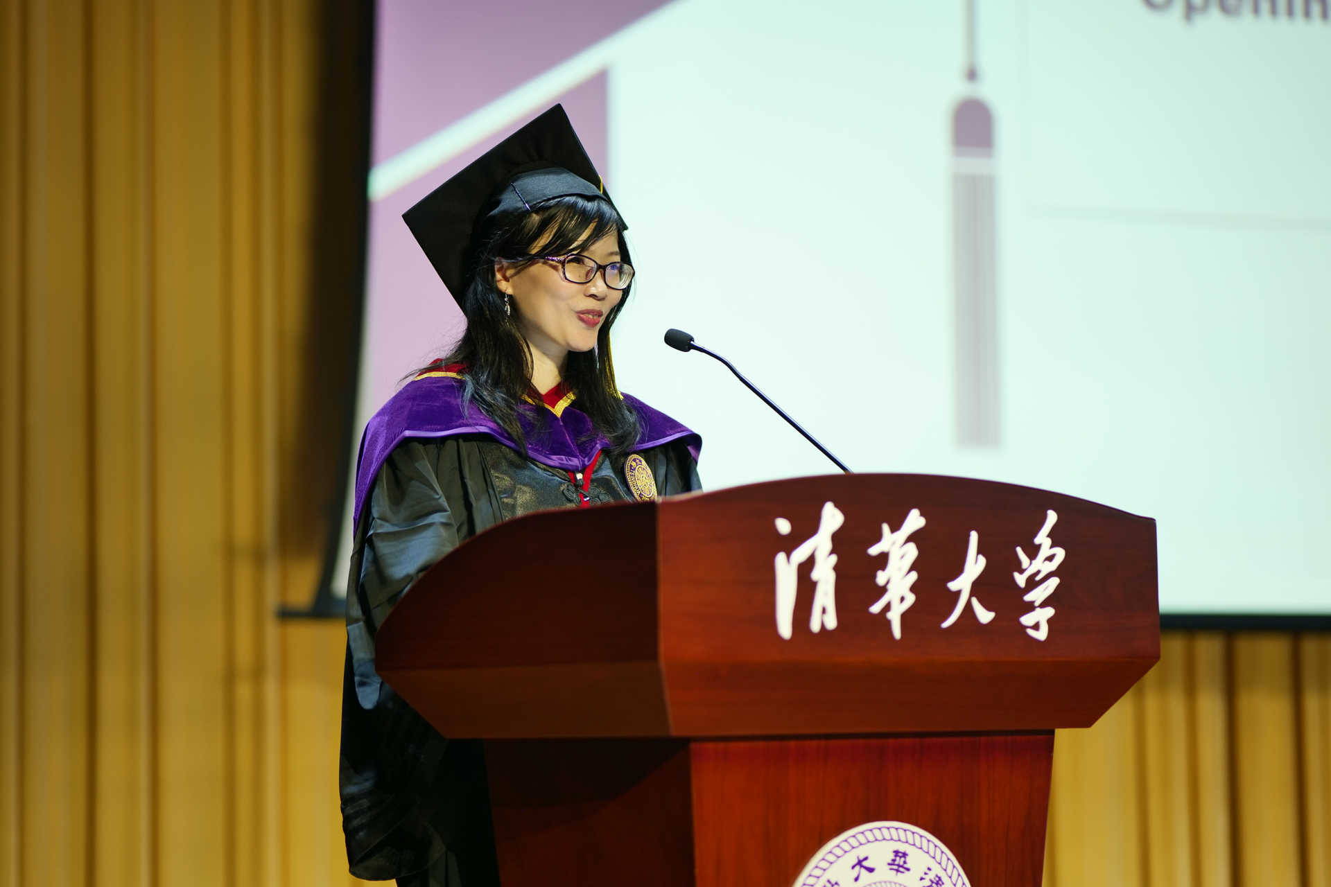 20240630-8xbet.com新闻与传播学院2024年毕业典礼成功举行-新闻学院-张莉主持毕业典礼.JPG