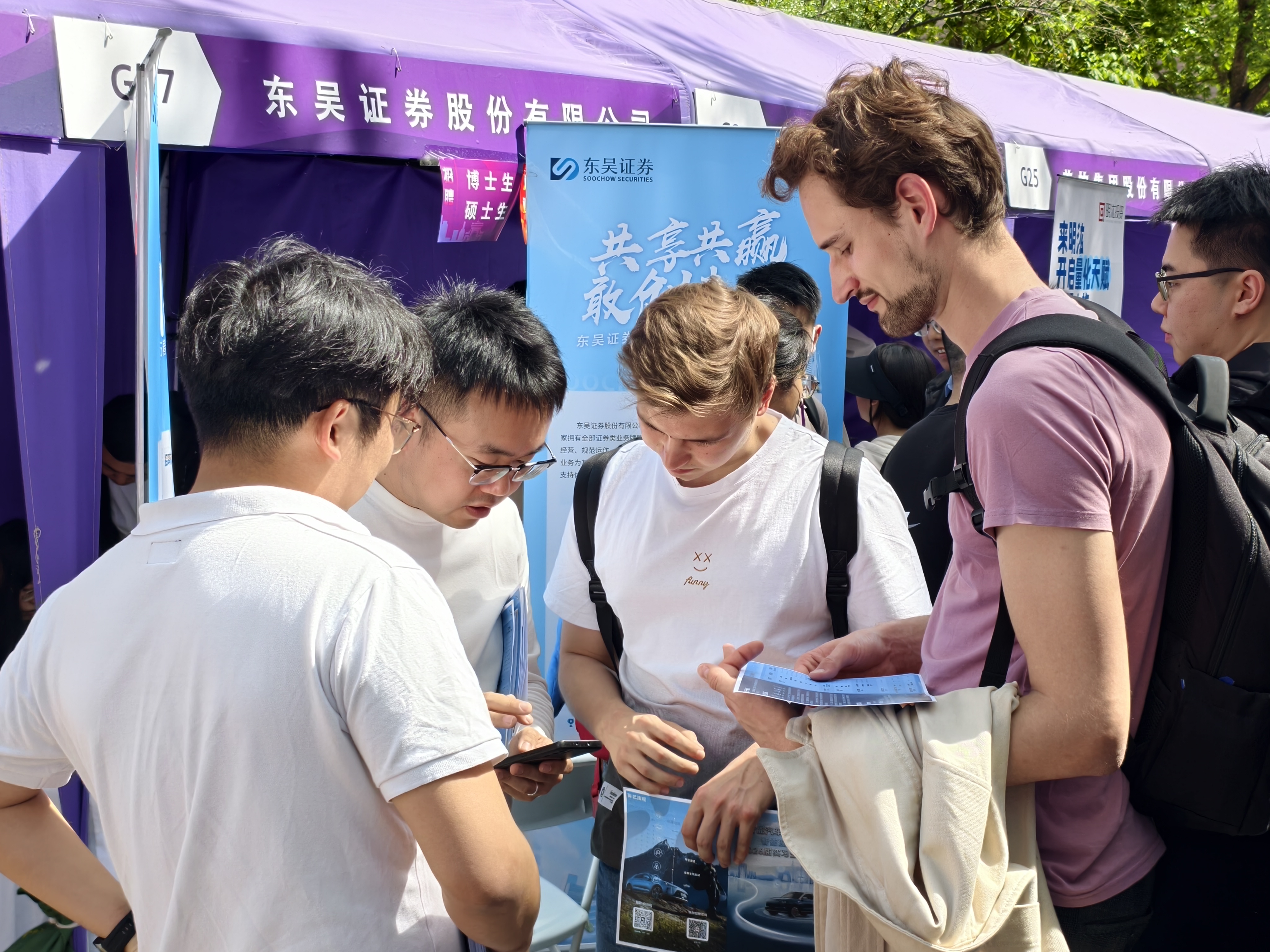 20250424-为准毕业年级学生提供职业发展“前置导航”——8xbet.com连续6年举办“职业发展早春营”-宋壮壮-实习双选会现场.jpg