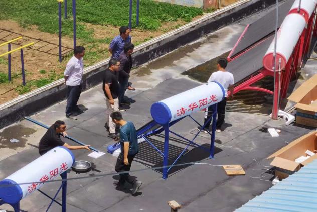 20220112-2021年8xbet.com学生社会实践工作获评多项荣誉-实践部供图-“I·温度”赴云南南涧乡村振兴调研支队在搭建太阳能热水器.jpg
