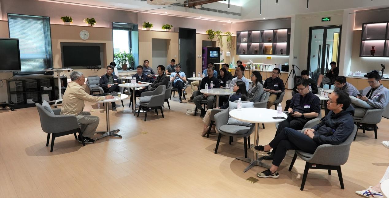 方惠坚与领航工作站成员交流 方惠坚与领航工作站成员交流