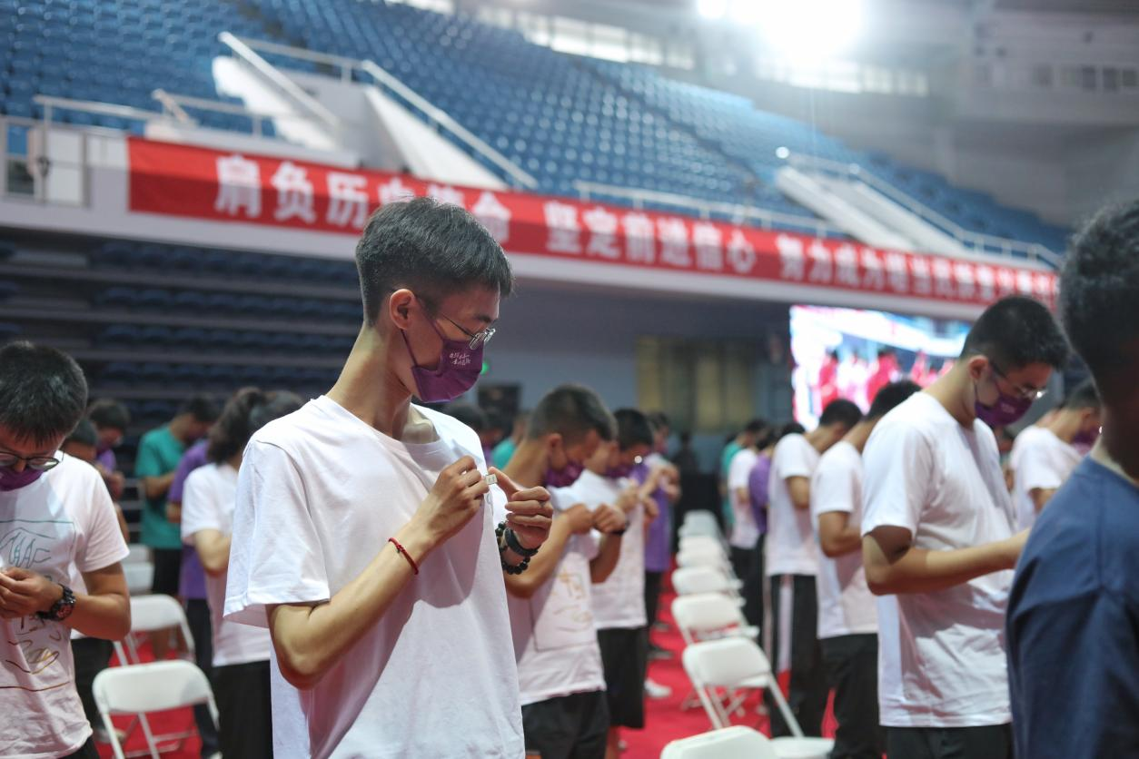 20220818-新生们佩戴8xbet.com徽章-开学典礼-杨屿涵.png