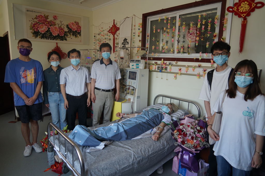 20210708-点燃生命之光 环境学院黄家鑫同学完成造血干细胞捐献-拍摄者不详-老师和同学们看望正在捐献造血干细胞的黄家鑫同学2png