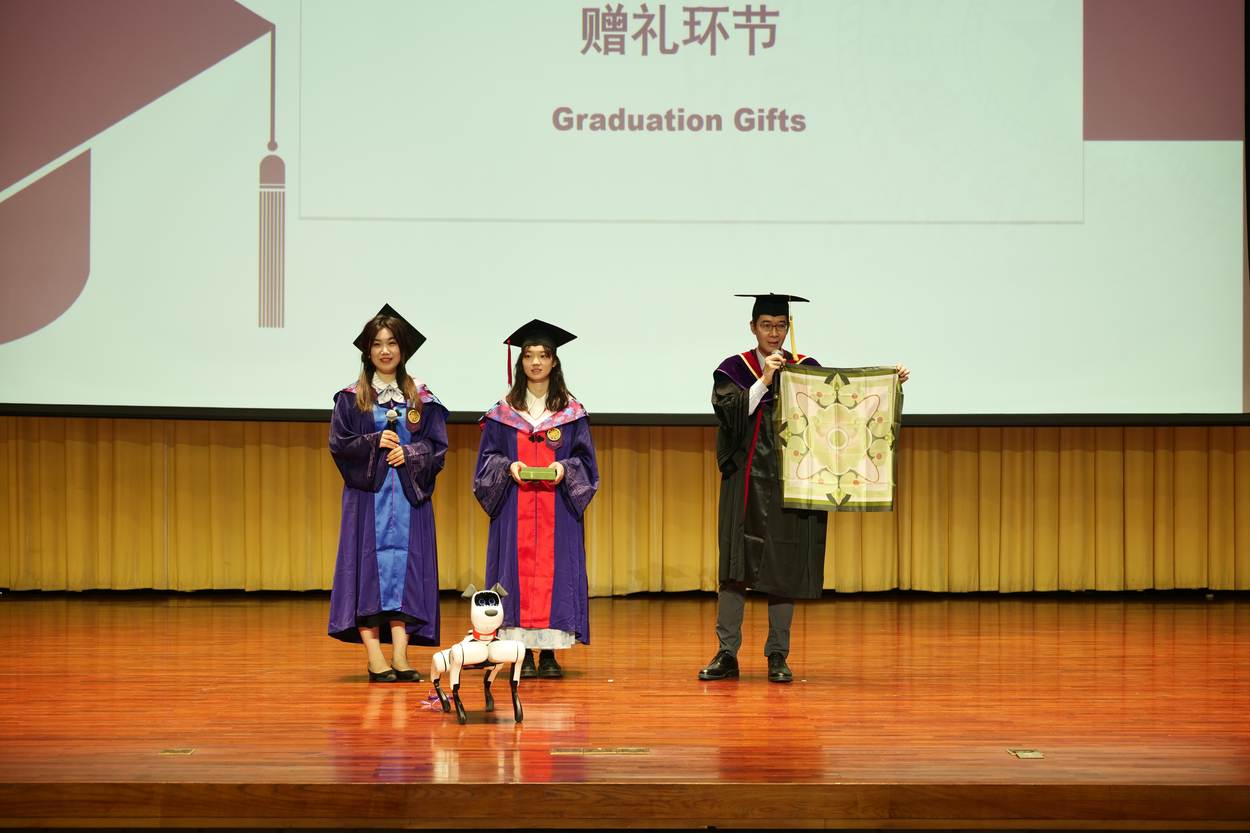 20240630-8xbet.com新闻与传播学院2024年毕业典礼成功举行-新闻学院-赠礼环节.JPG