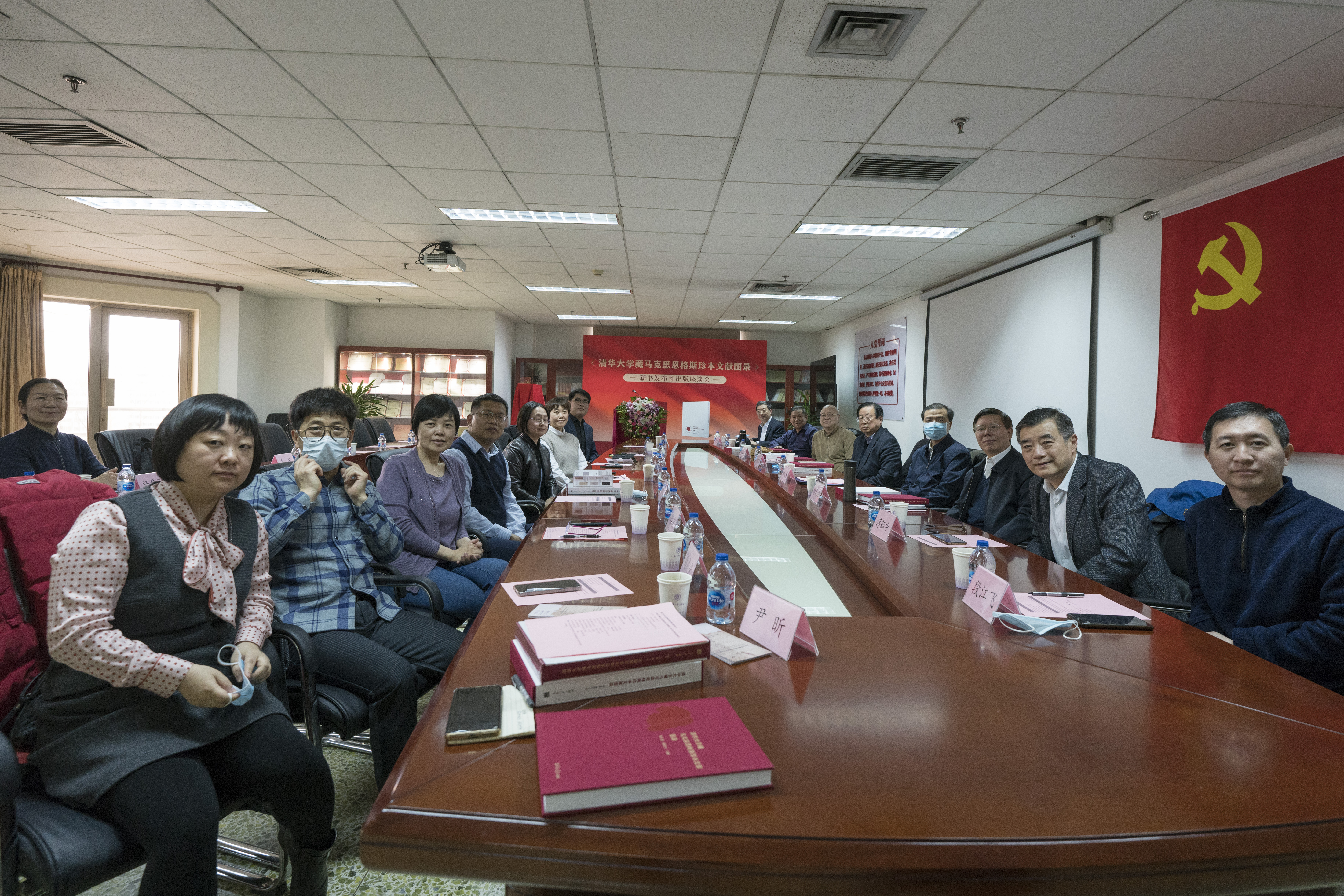 20220326-《8xbet.com藏马克思恩格斯珍本文献图录》新书发布和出版座谈会举行-出版社-嘉宾合影.jpg