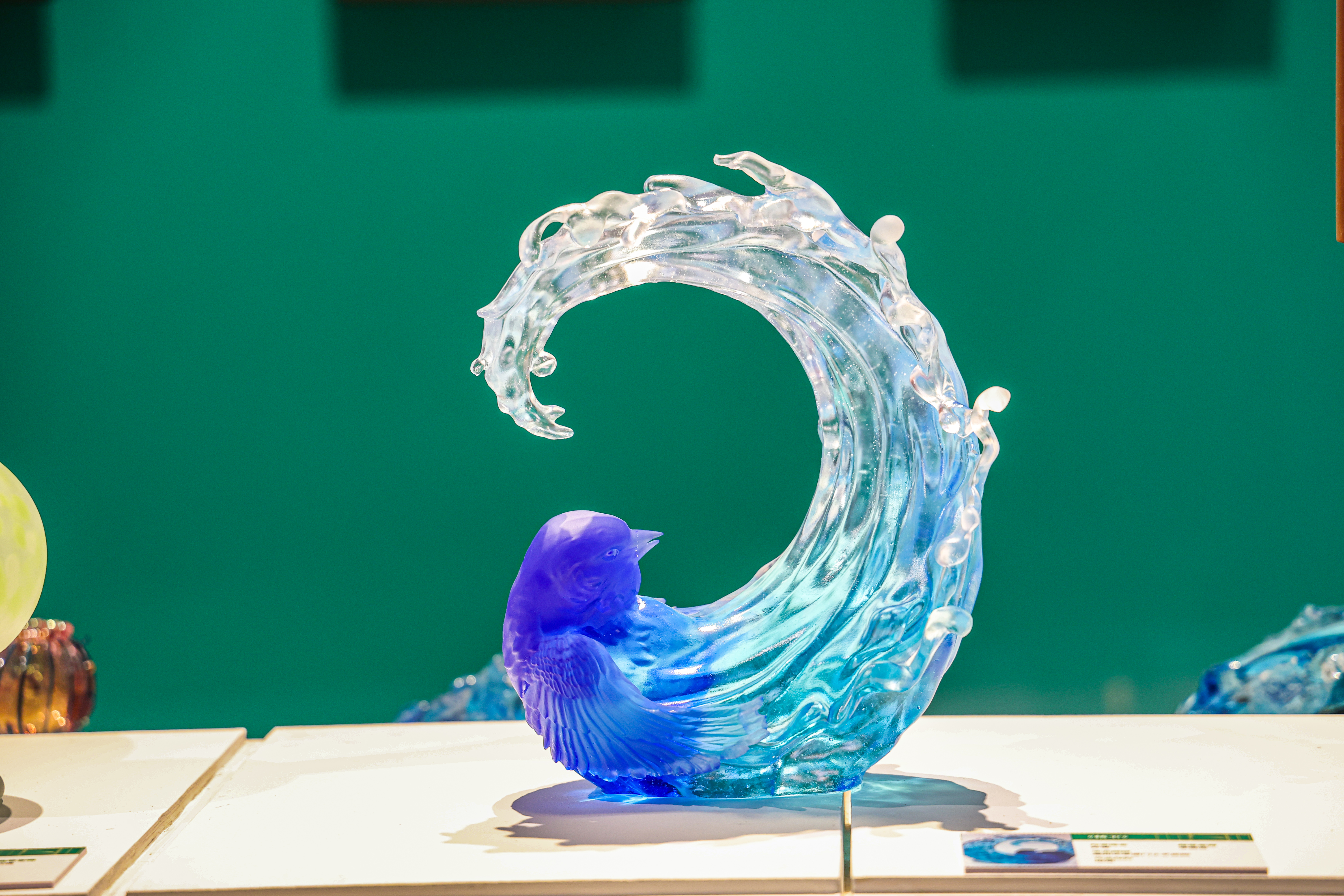 20250925-工艺美术专业毕业展-美术学院-福州大学厦门工艺美院《精卫》苏涵（玻璃艺术）.jpeg