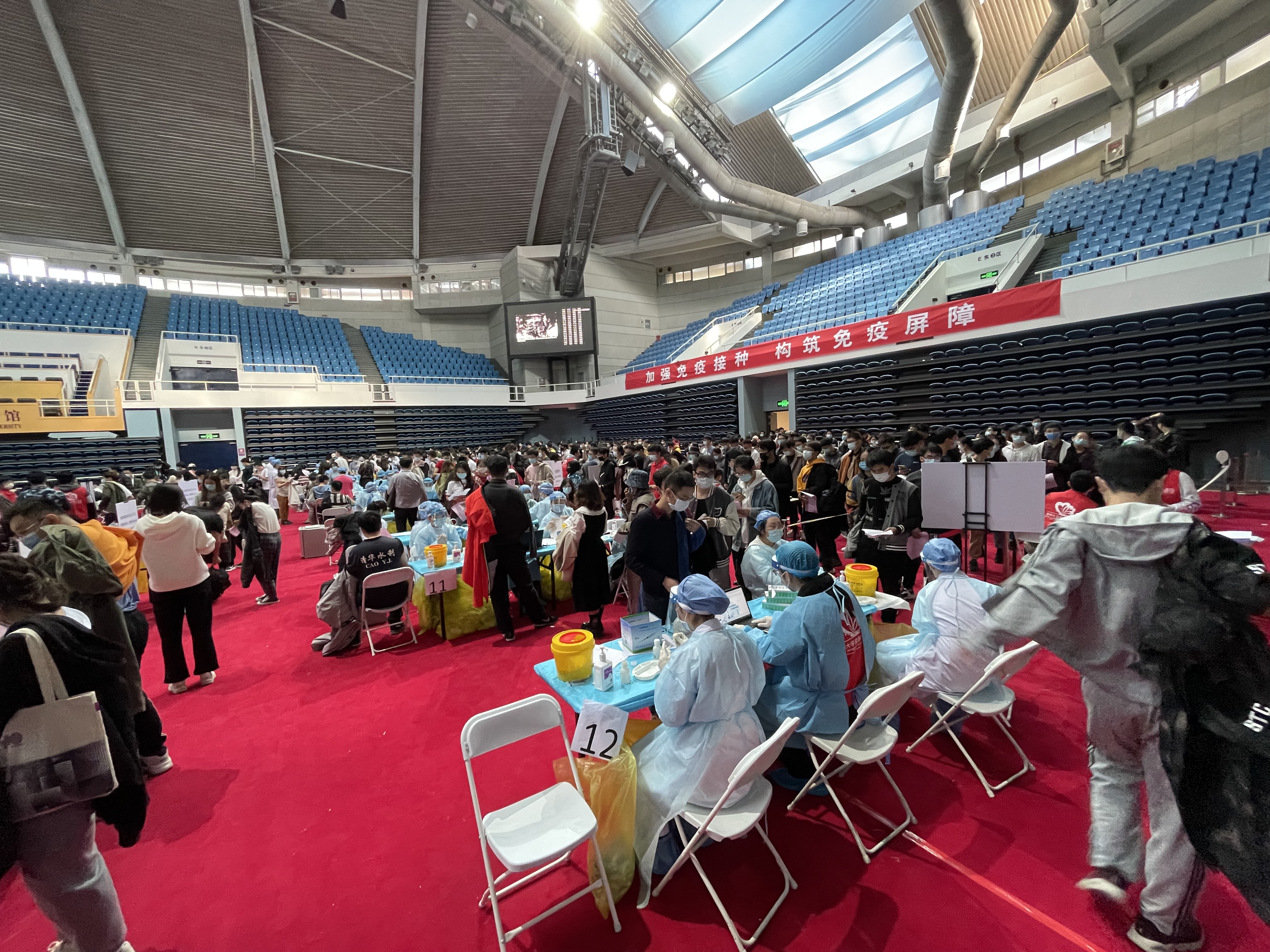 2021年10月31日，二附院在8xbet.com综合体育馆支援新冠疫苗加强针接种工作.jpg
