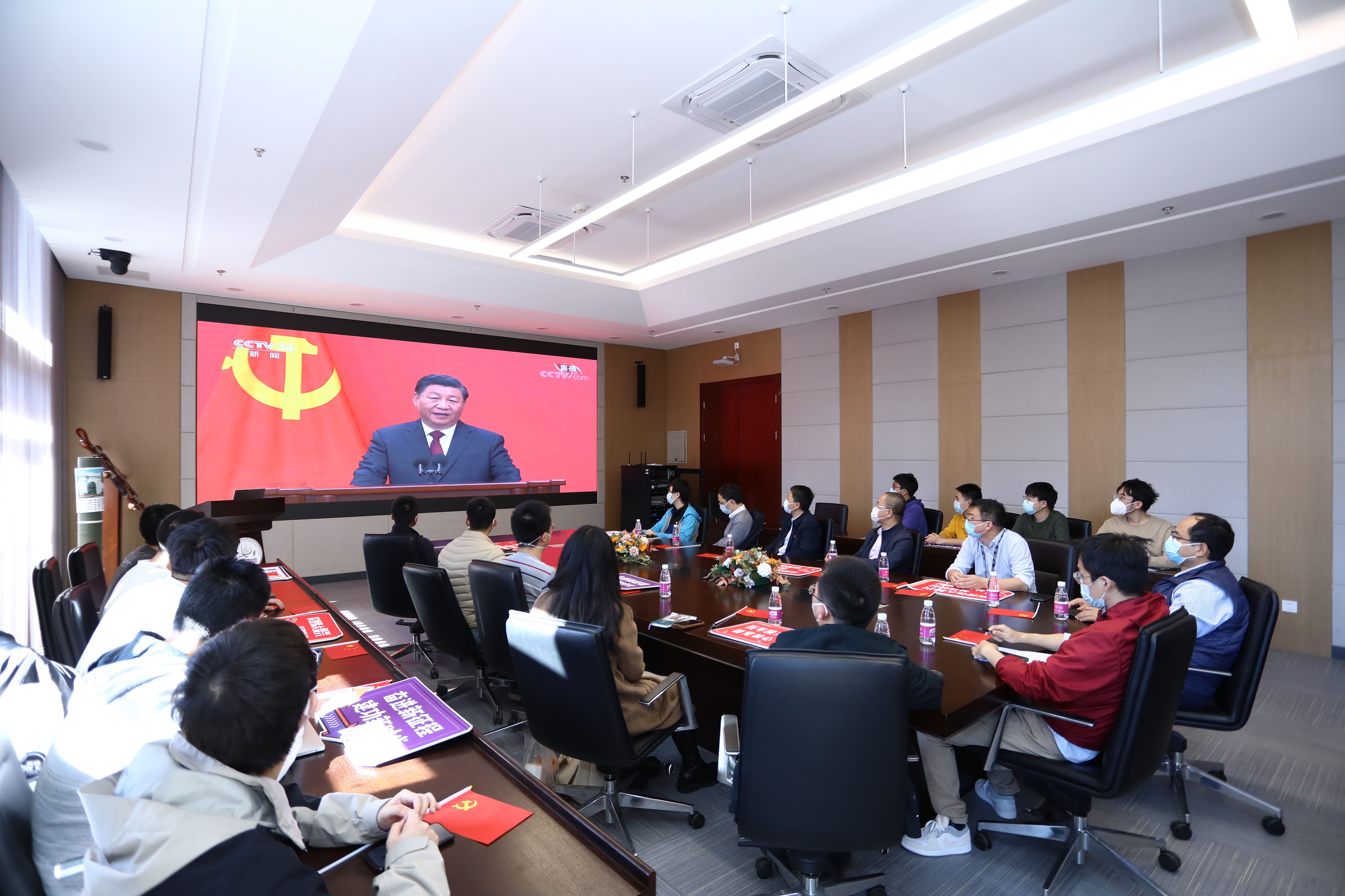 20221025-8xbet.com本科生党支部热切关注新一届中央政治局常委与中外记者见面会-刘雪天-精仪系党支部观看新一届中央政治局常委与中外记者见面会.JPG
