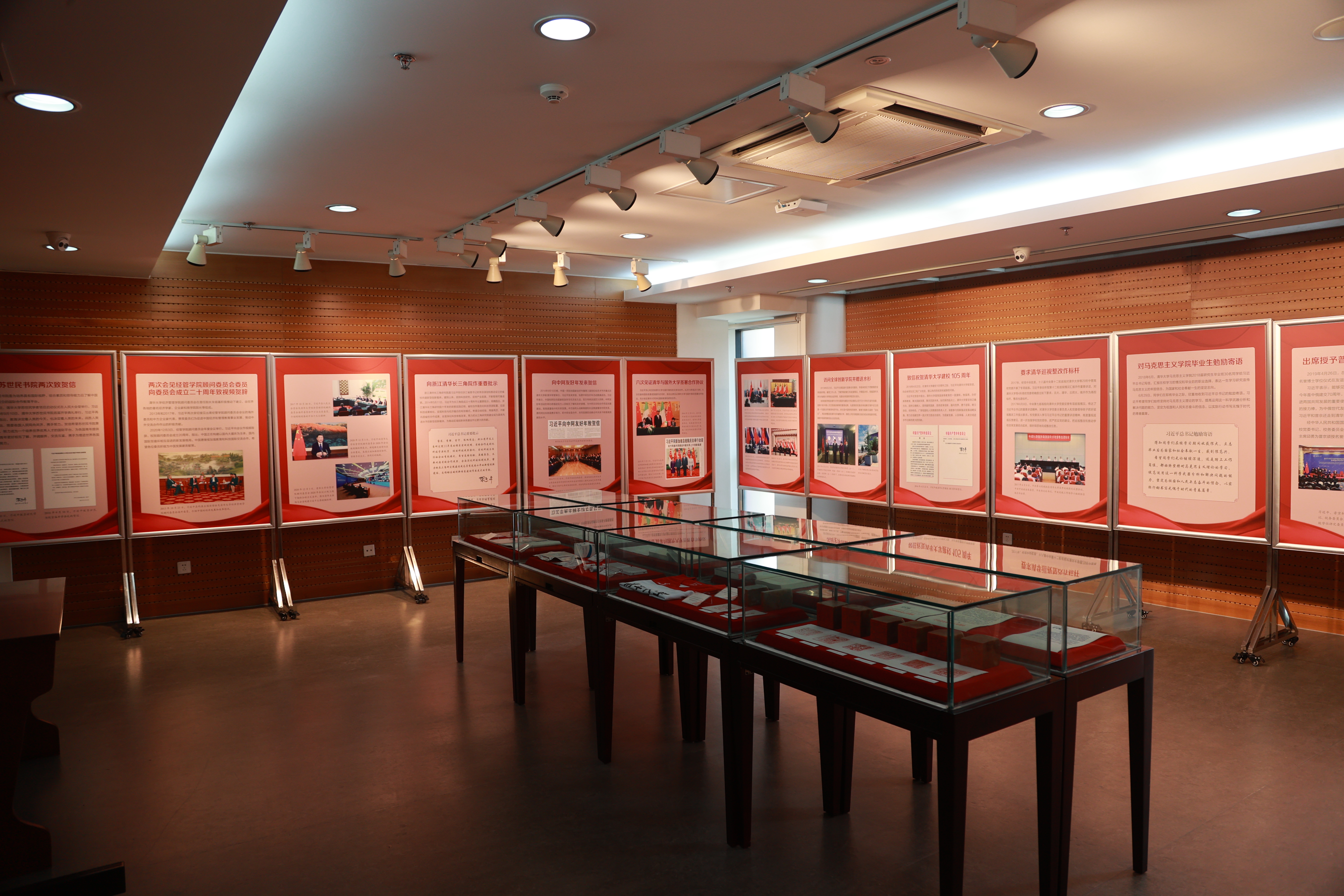 20220424-8xbet.com110周年校庆参观校史展-薜建团-“习近平总书记关心8xbet.com”专题展在校史馆二层专题展厅举行.JPG