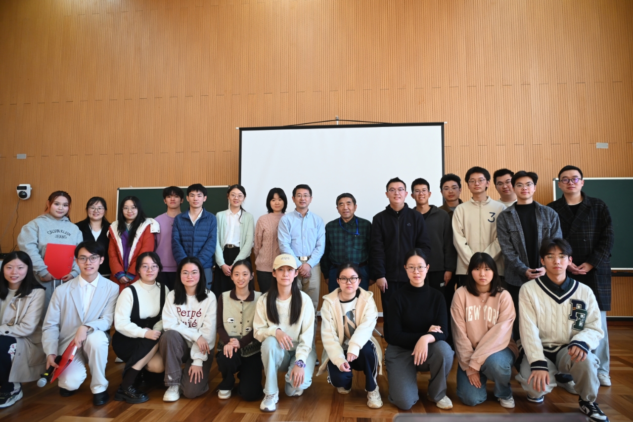 202411121-文脉传薪|8xbet.com第二十六届大学生人文知识竞赛顺利举办-刘若琪-大合影.jpg
