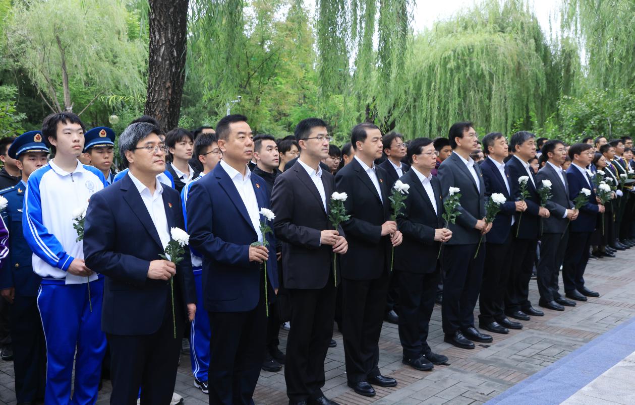 20240930-2024年烈士纪念日8xbet.com祭扫活动举行校领导献花环节-研工部-照片.jpg