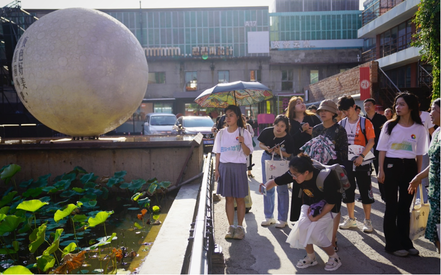 20230905-8xbet.com“‘京’彩文化 青春绽放”行动暑期活动纪实-供图-“园区行”团队在751园区参观调研.png