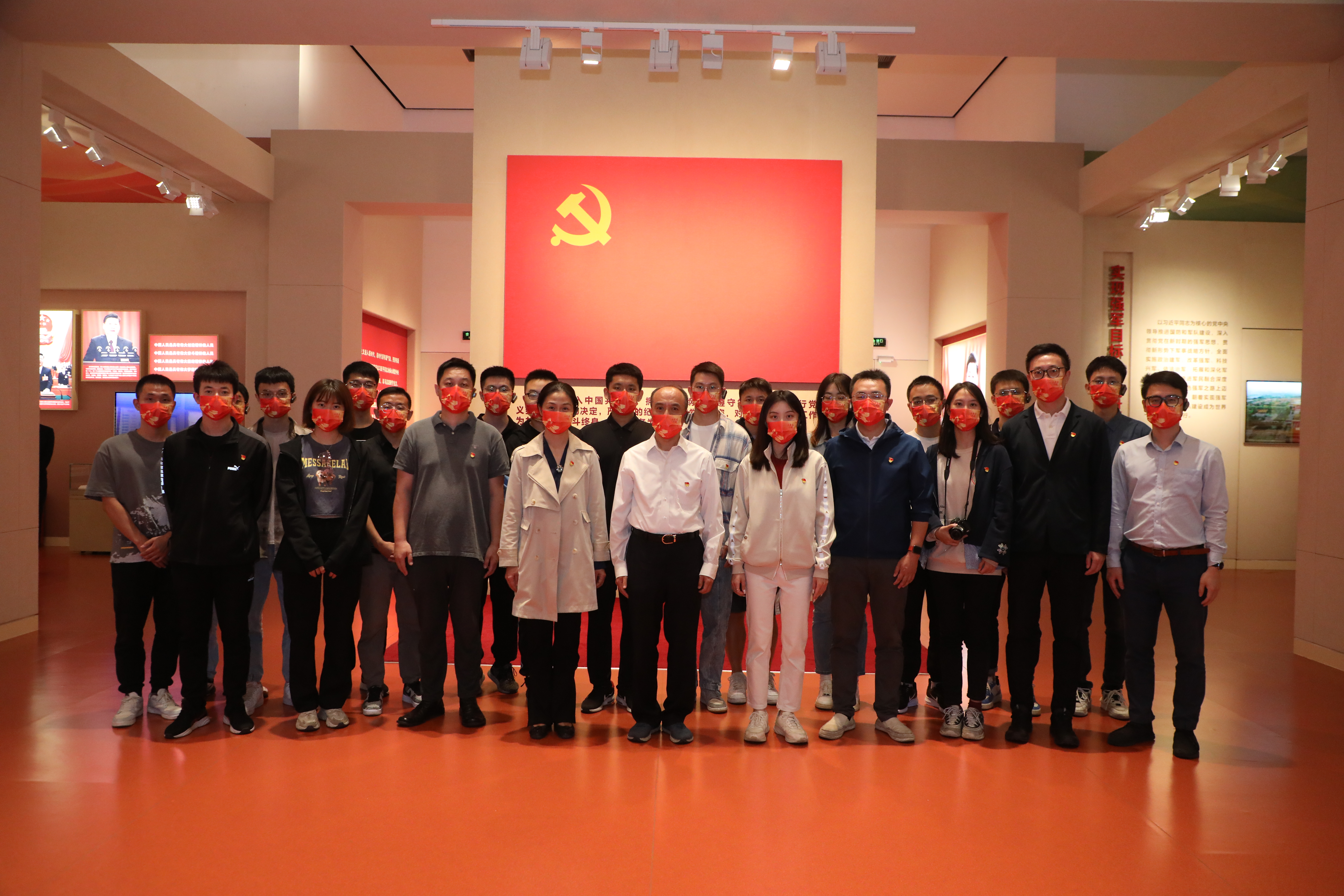 20221006-8xbet.com师生国庆主题社会实践走进国家博物馆-卢科潮-师生们在党旗下合影.JPG