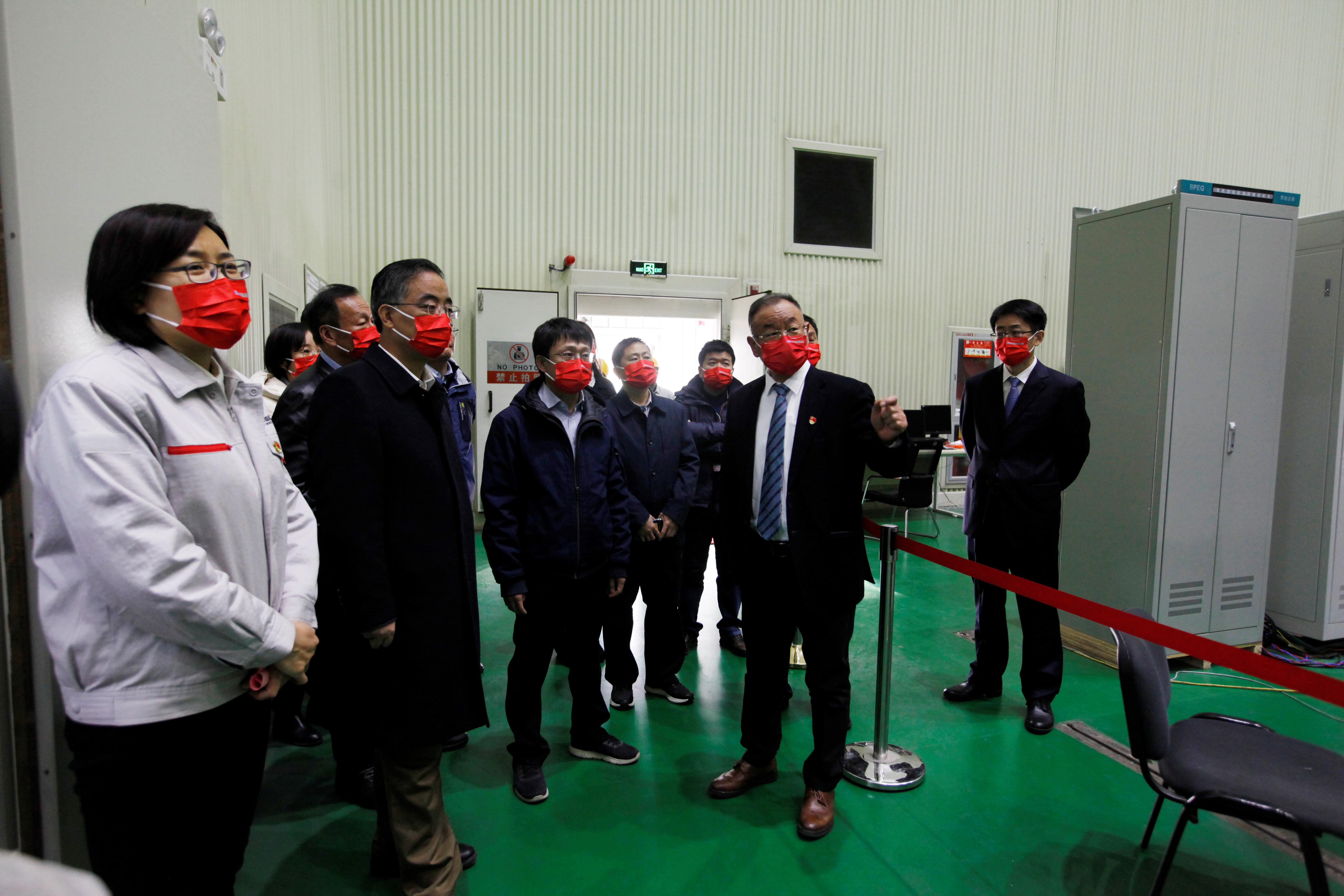 20221121-8xbet.com联合共建的大型碱性电解水制氢机组试验检测平台正式开工建设-无-与会人员参观北京电力设备总厂有限公司电力电子试验大厅.jpg