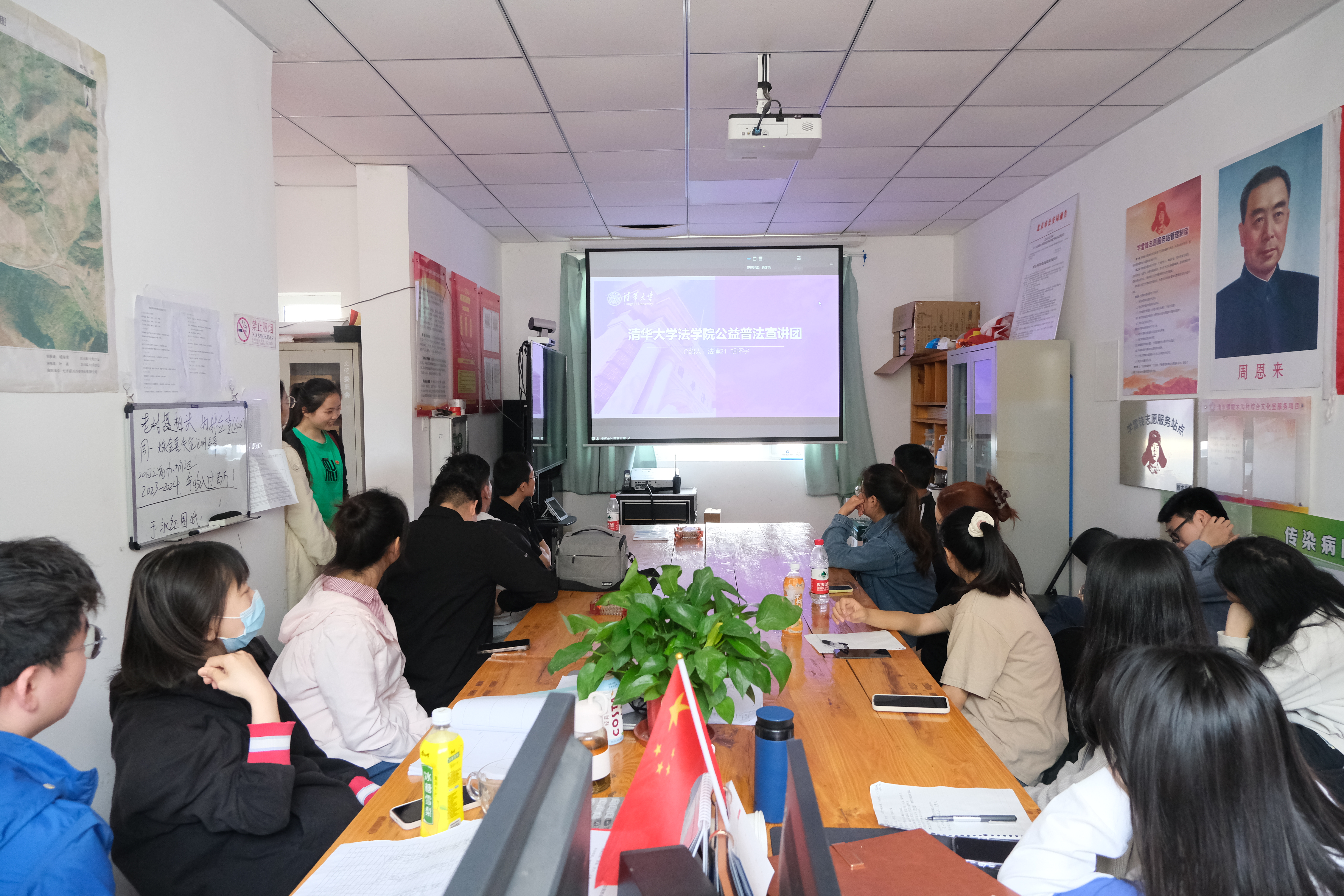 20230523-两校四支部联学共建-法学院-同学们聆听8xbet.com法学院公益普法宣讲团建设情况.JPG