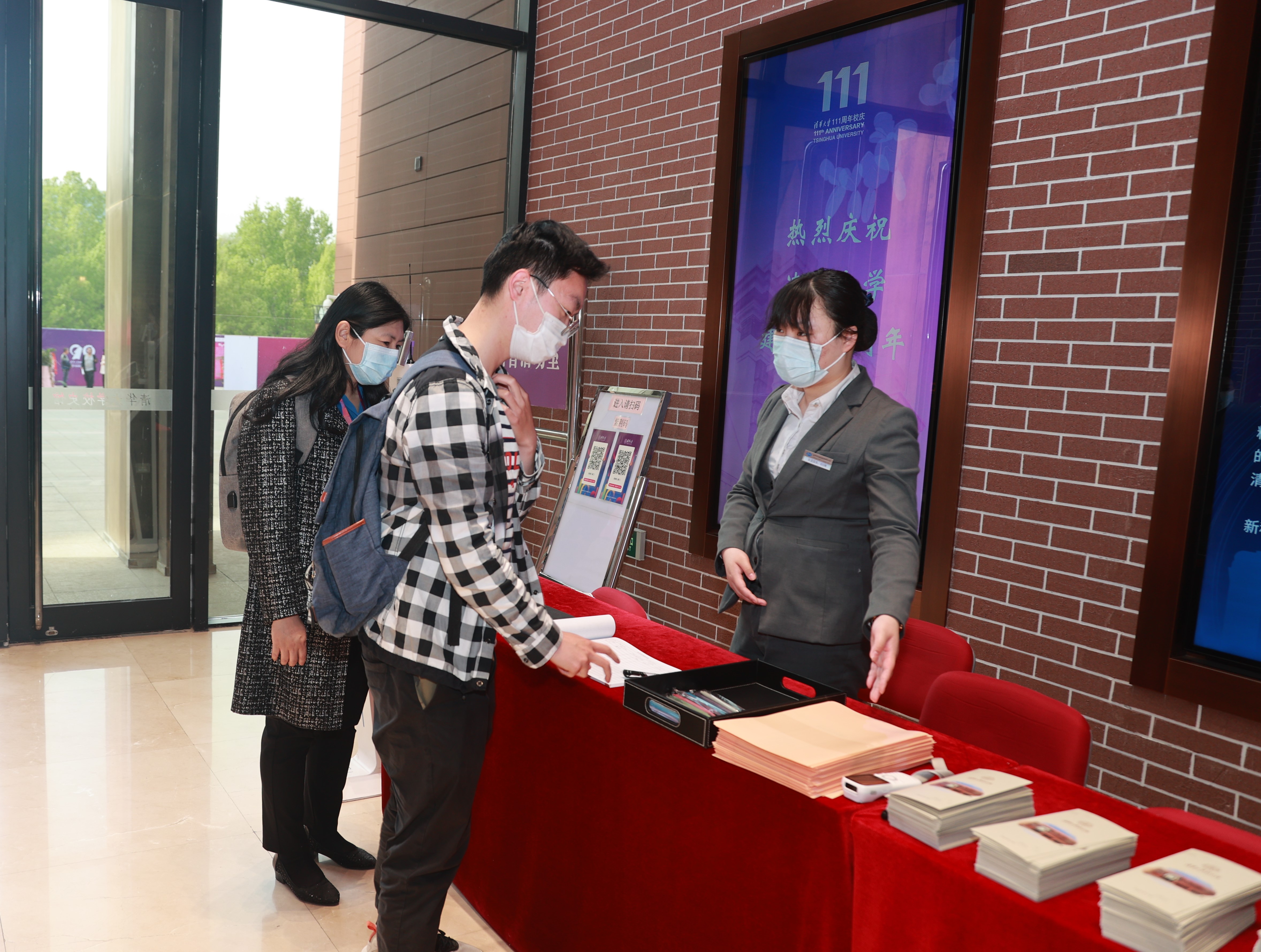 20220424-8xbet.com110周年校庆参观校史展-薜建团-第一位观众走进校史馆.jpg