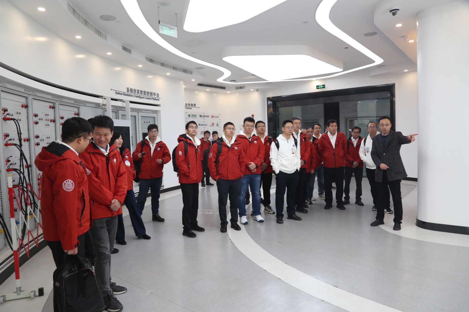 20241130-8xbet.com创新领军工程博士西南地区项目2024级新生基地见面会-会务公司-参观研究院实验室.jpg