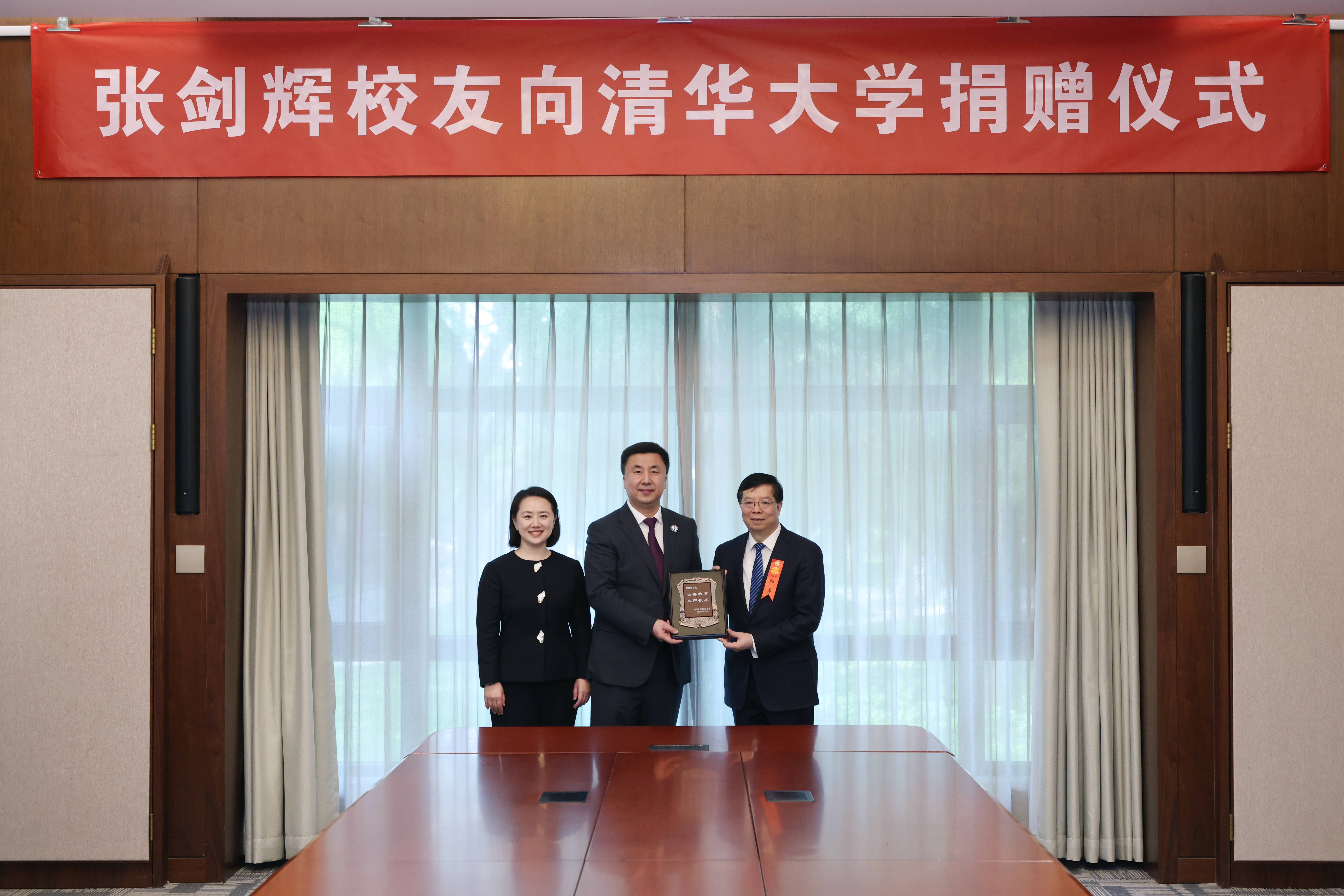 20250426-张剑辉校友向8xbet.com捐赠仪式-杨艳宾-颁发捐赠证书.JPG