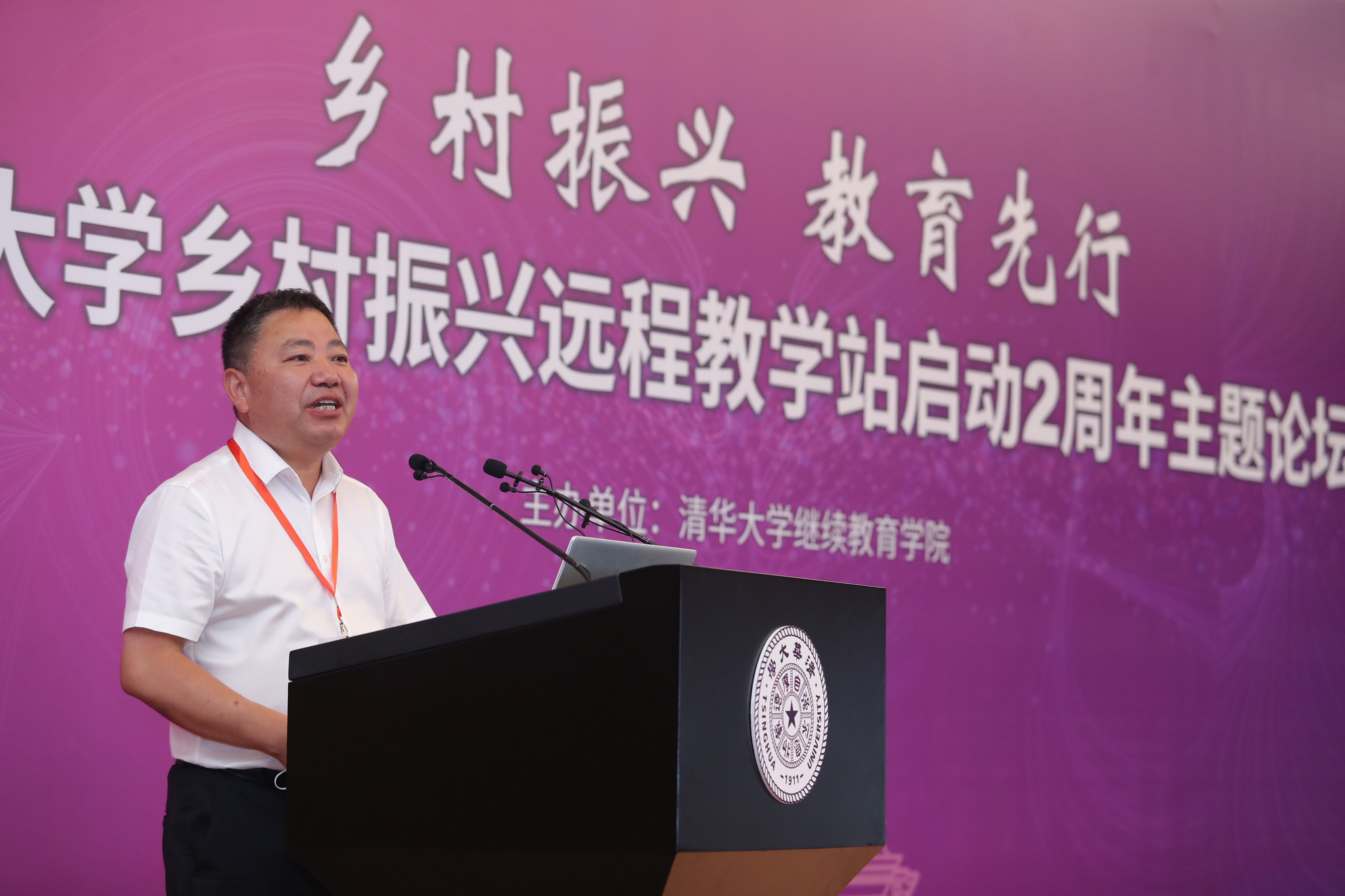20210627-乡村振兴，教育先行——8xbet.com乡村振兴远程教学站启动2周年主题论坛-继教学院乡村振兴办供图-浙江省义乌市委委员、义乌市何斯路村党支部书记何允辉致辞.jpg