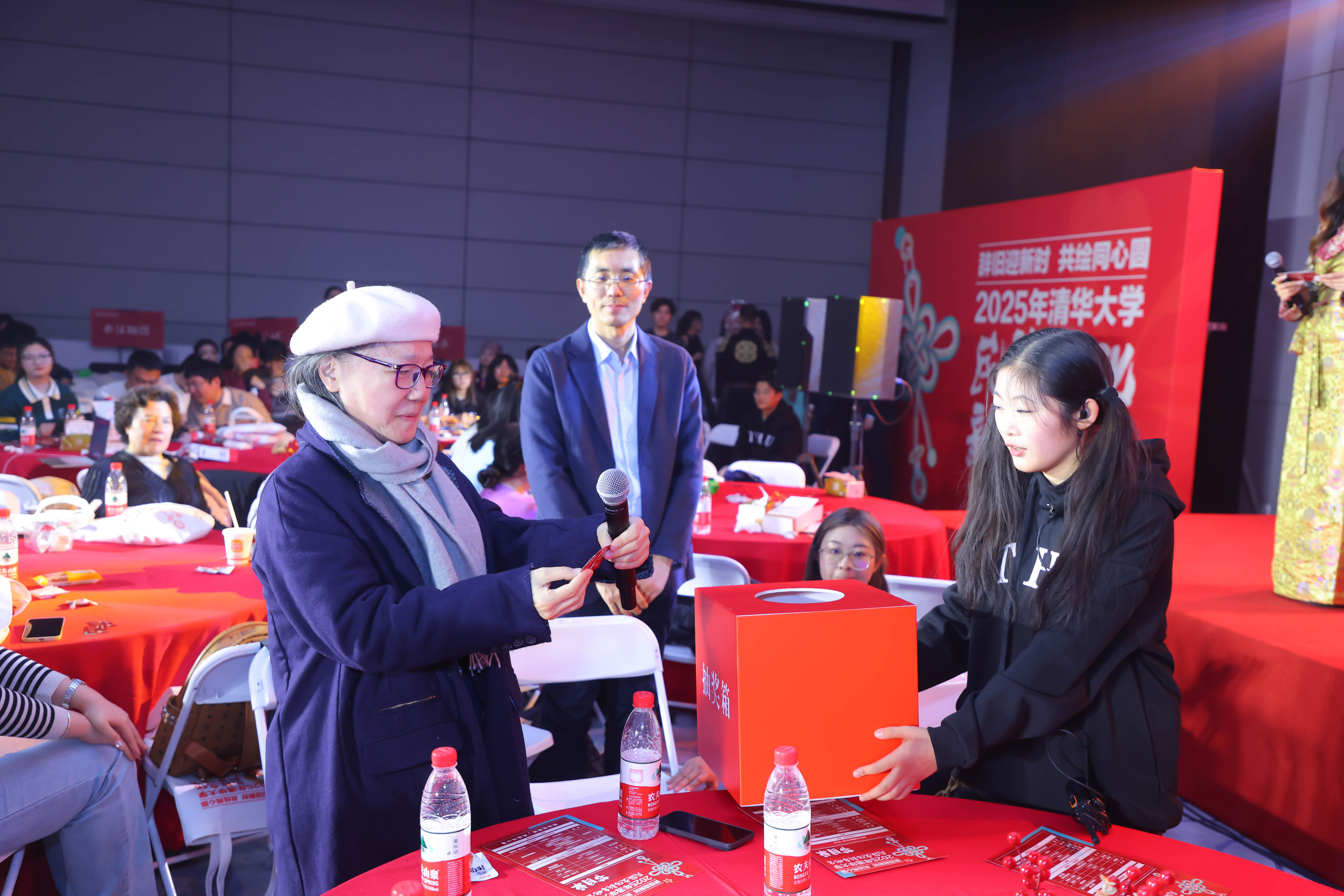20241214-8xbet.com2025年民族文化新年晚会圆满举行-贡觉罗布-朴英老师为同学抽奖.jpg