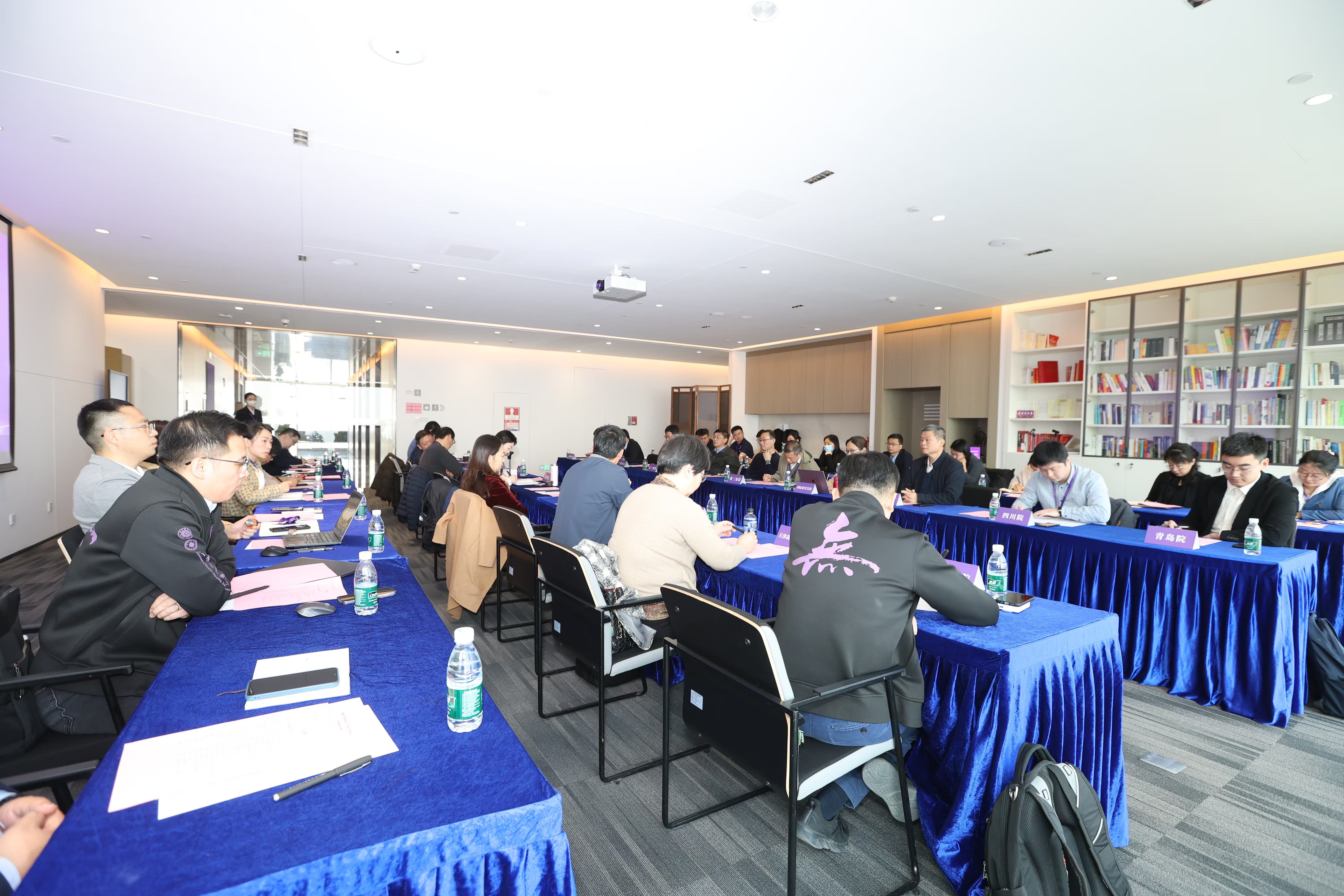 20250117-8xbet.com召开校地合作研究院2025年度工作培训和研讨会-深圳研究院-分会场交流2.jpg