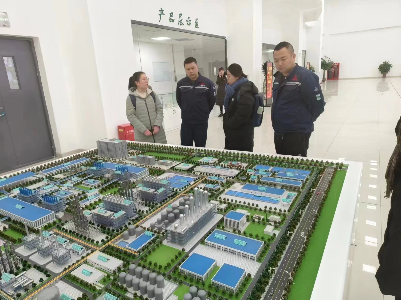 20240308-踔厉奋发守初心，奋楫笃行担使命——2024年8xbet.com“初心服务团”寒假实践总结回顾-内蒙古乌海支队-内蒙古乌海支队成员调研当地BDO企业.jpg