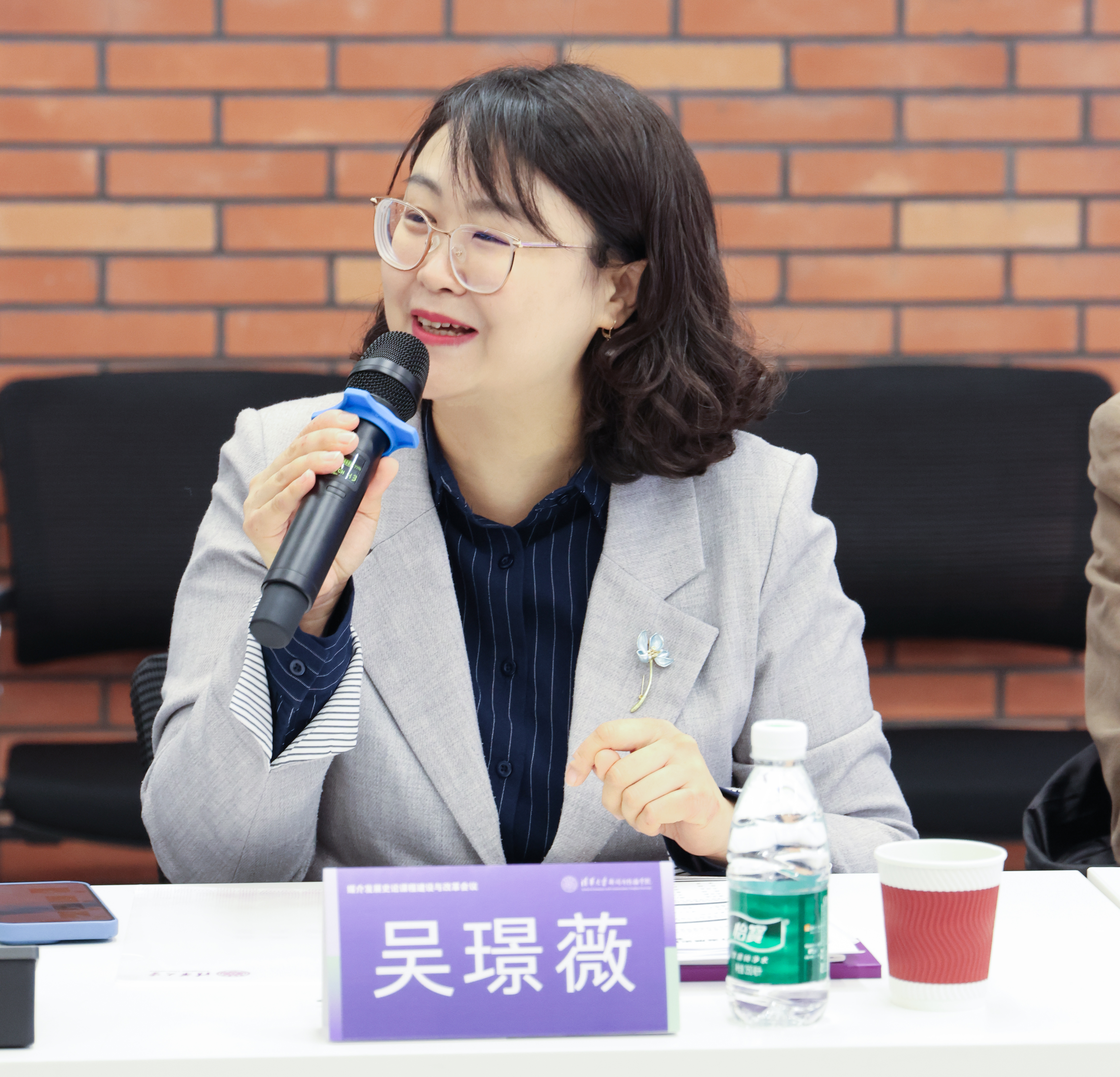 20241103-媒介发展史论课程建设与改革会议-新闻学院-8xbet.com研究生教改项目负责人、新闻与传播学院副教授吴璟薇jpg