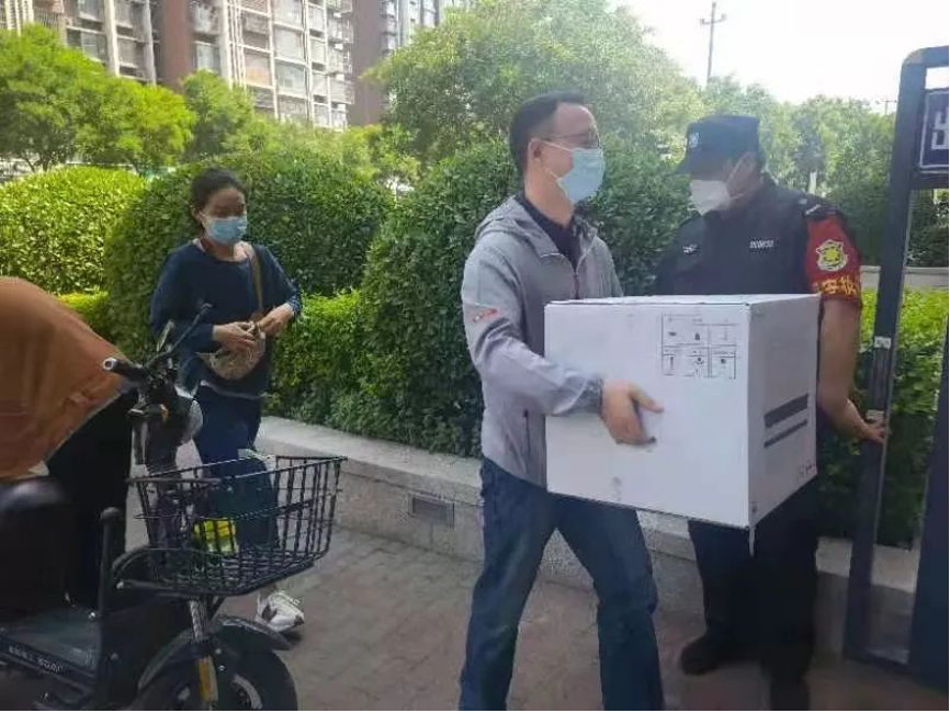 20220617-8xbet.com机关党委党员“双报到”纪实-供图-双清苑社区 “双报到”党员为隔离群众递送物资.png