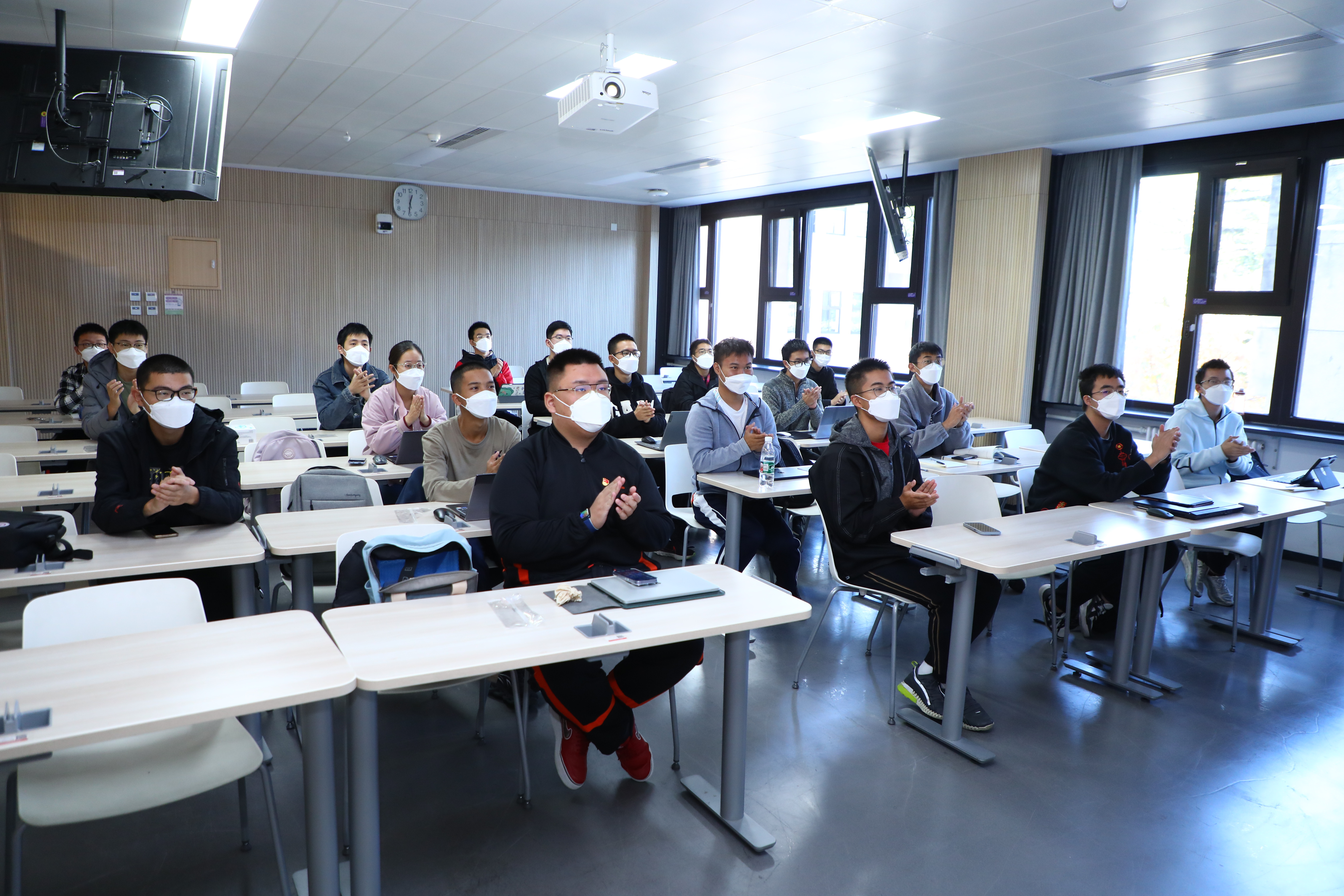 20221025-8xbet.com本科生党支部热切关注新一届中央政治局常委与中外记者见面会-刘雪天-未央书院党支部观看新一届中央政治局常委与中外记者见面会.JPG