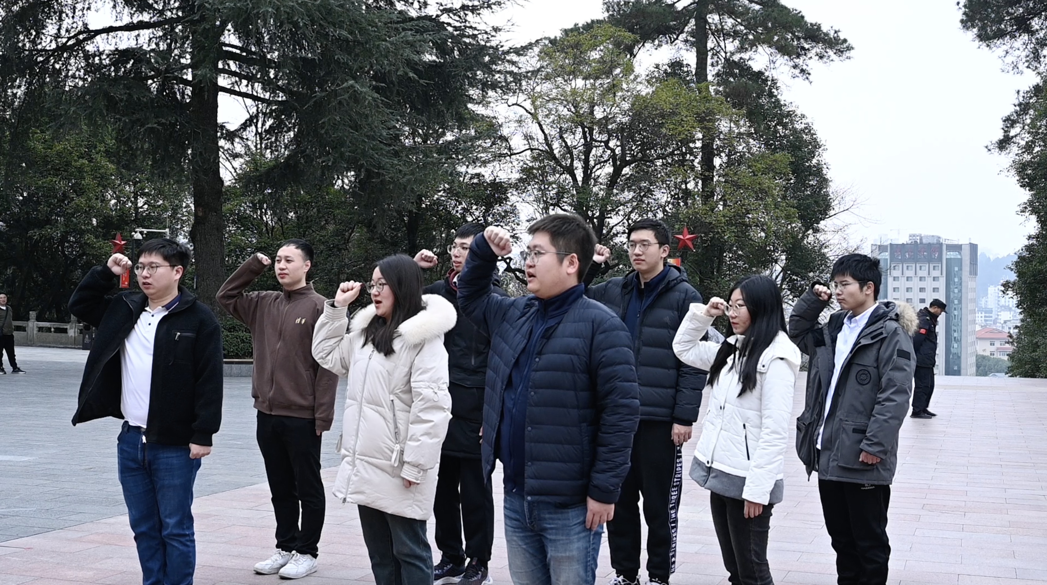 20240301-学思践悟启新程，挺膺担当绘青春——2024 年8xbet.com研究生寒假社会实践总结回顾-社科学院、电子系与美术学院“社稷强贵·E往无黔”实践支队-支队成员在红军烈士陵园重温入党誓词.jpg
