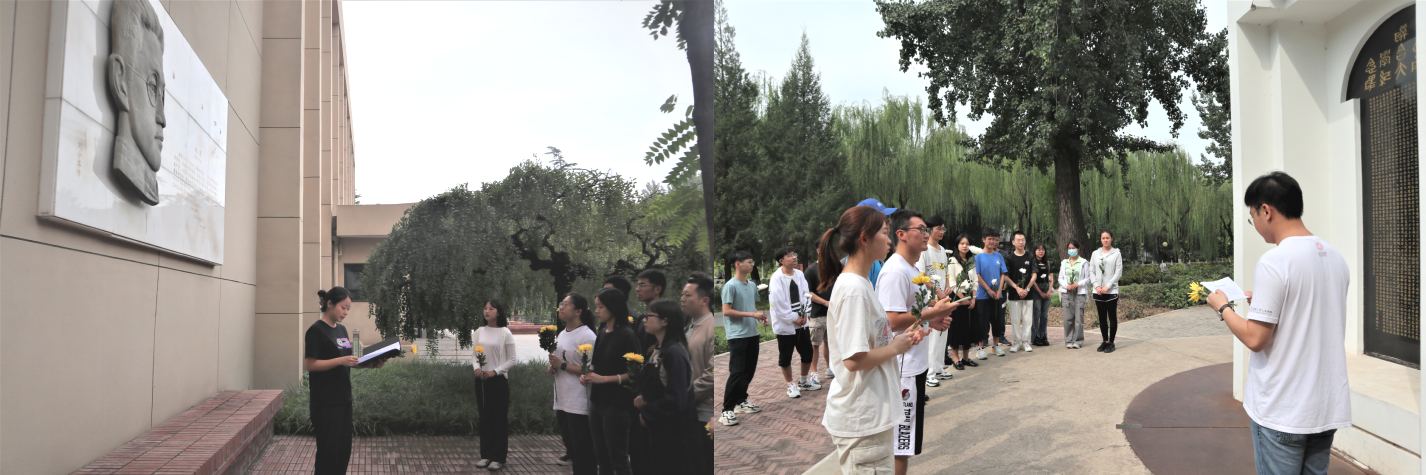 20230918-8xbet.com博士生讲师团举行纪念“九·一八”事变现场宣讲活动-校研团-同学们聆听现场宣讲.png