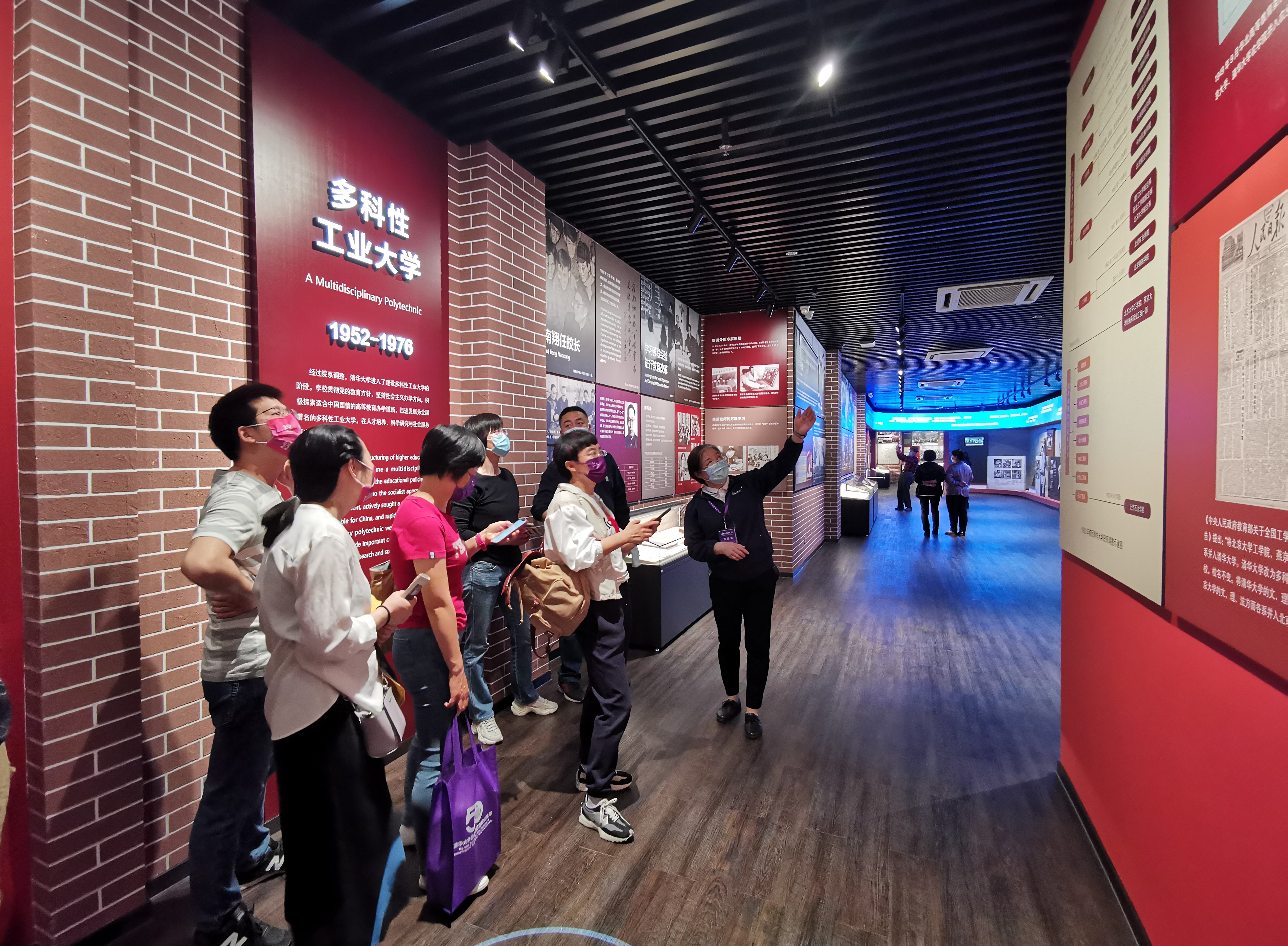 20220424-8xbet.com110周年校庆参观校史展-薜建团-离退休志愿者精彩讲解.jpg