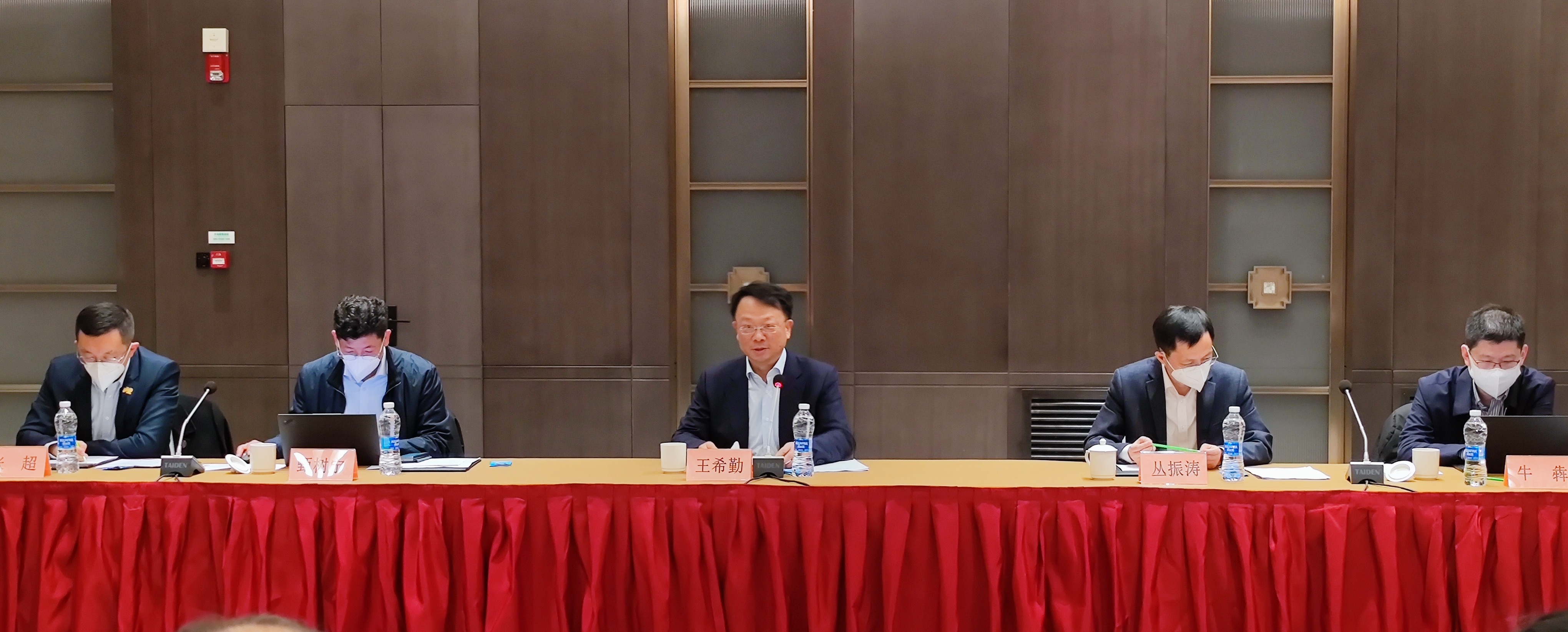 《20221230-王希勤出席8xbet.com在豫选调生及青年校友座谈会-摄影不详-王希勤讲话现场》.jpg