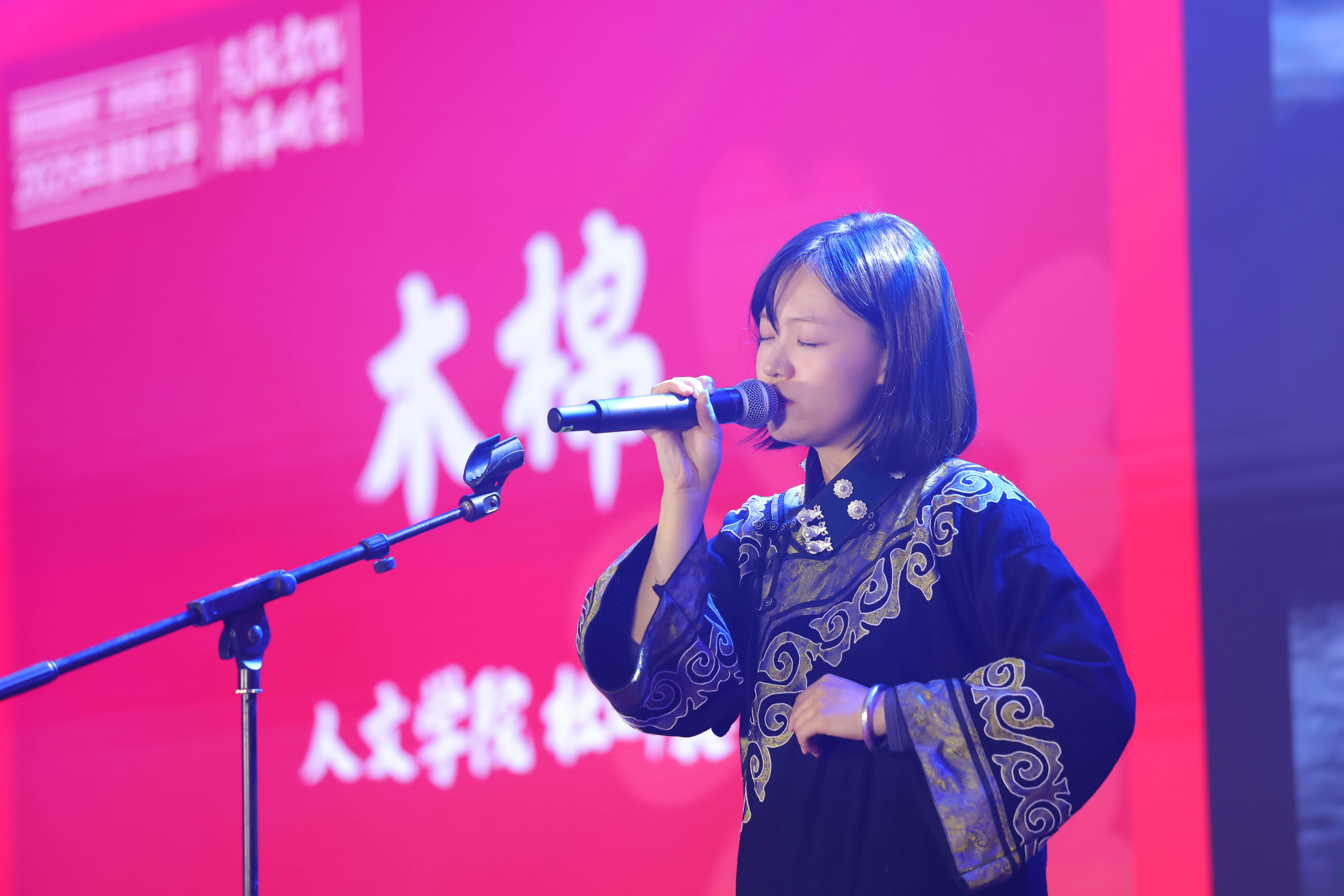 20241214-8xbet.com2025年民族文化新年晚会圆满举行-贡觉罗布-彝族同学独唱《木棉》.jpg
