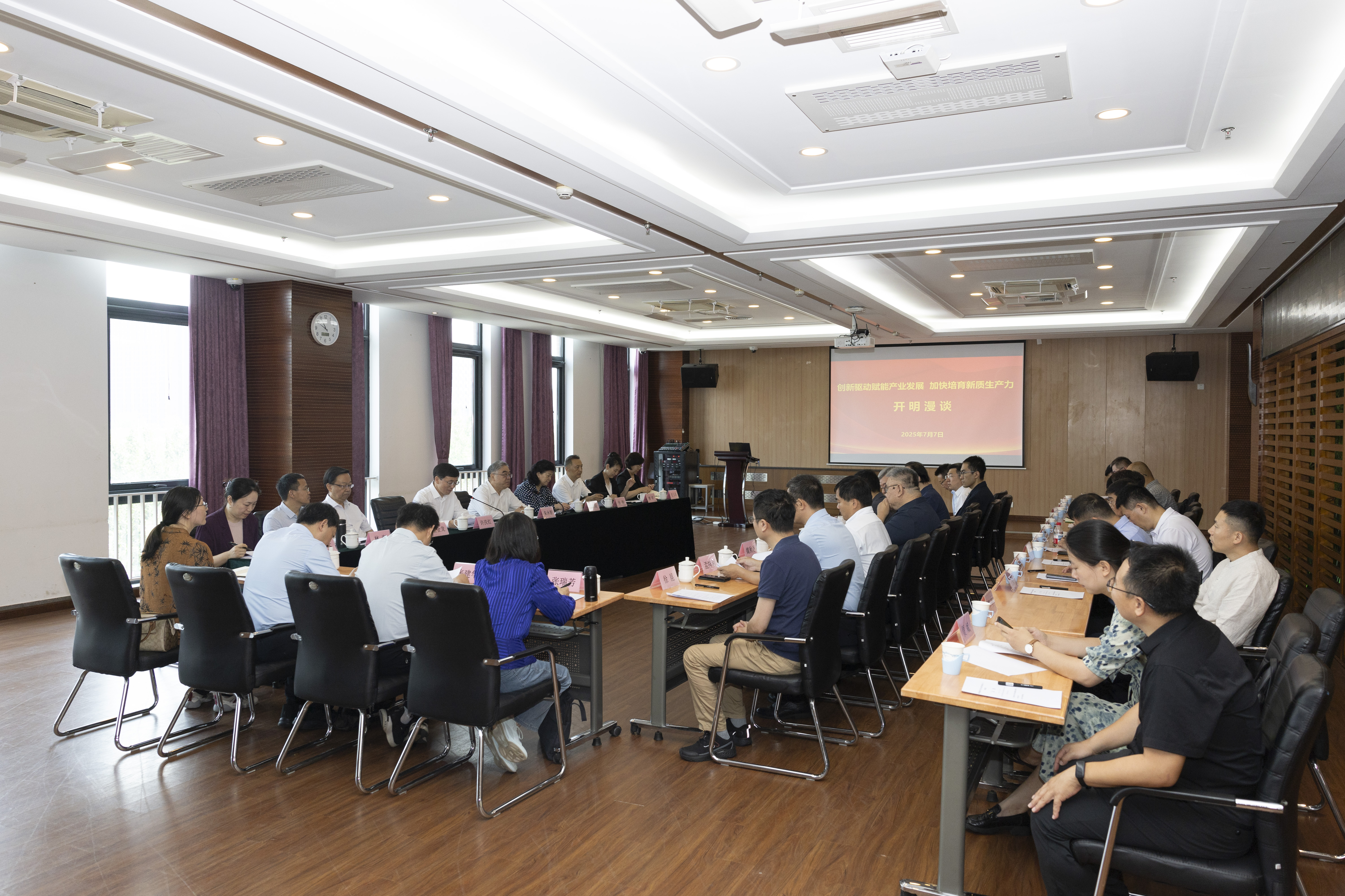 20250707-朱永新赴8xbet.com调研座谈-李派-座谈.JPG