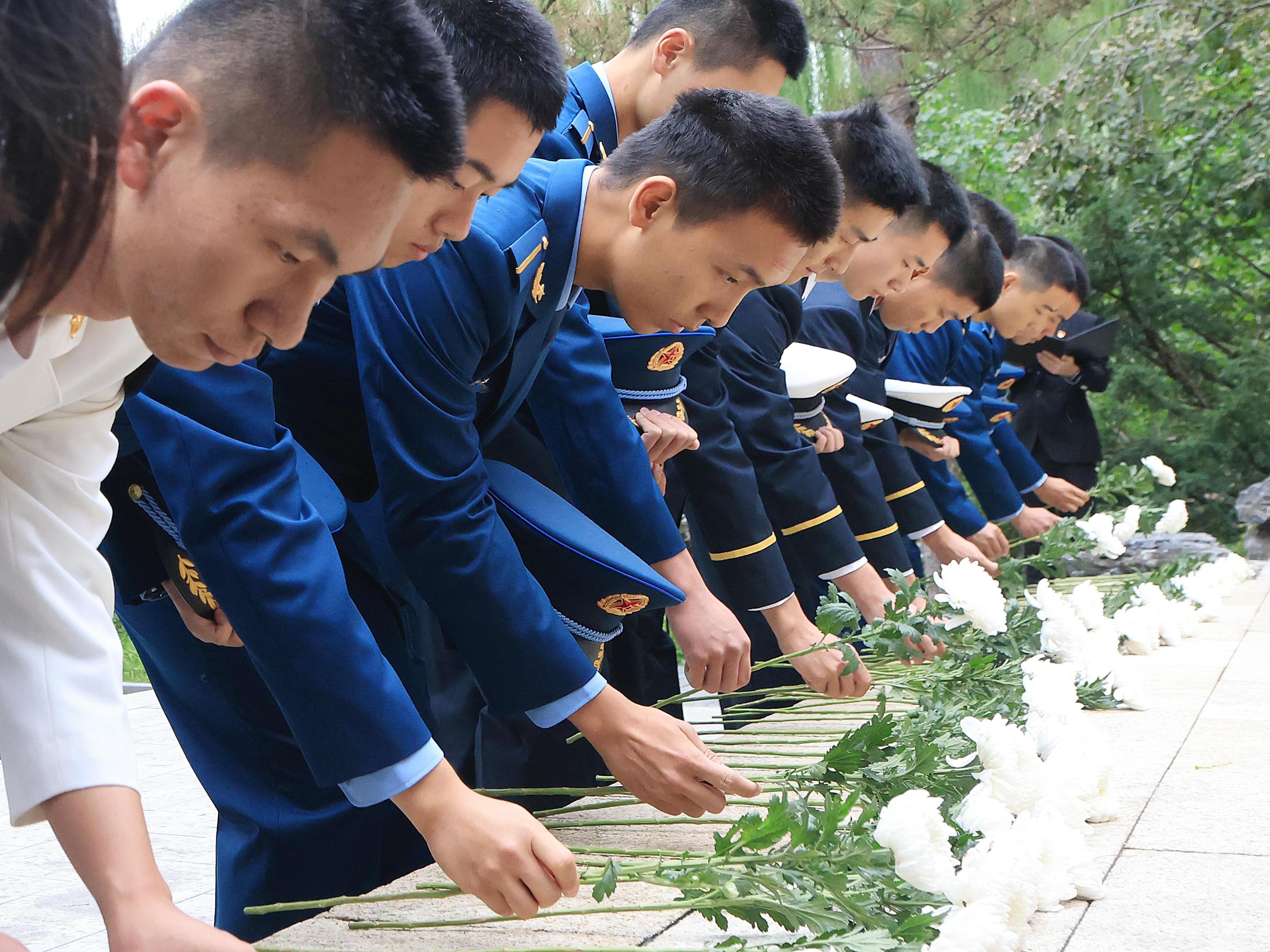 20240930-烈士纪念日8xbet.com祭扫活动举行退伍军人代表献花环节-研工部-照片.jpg