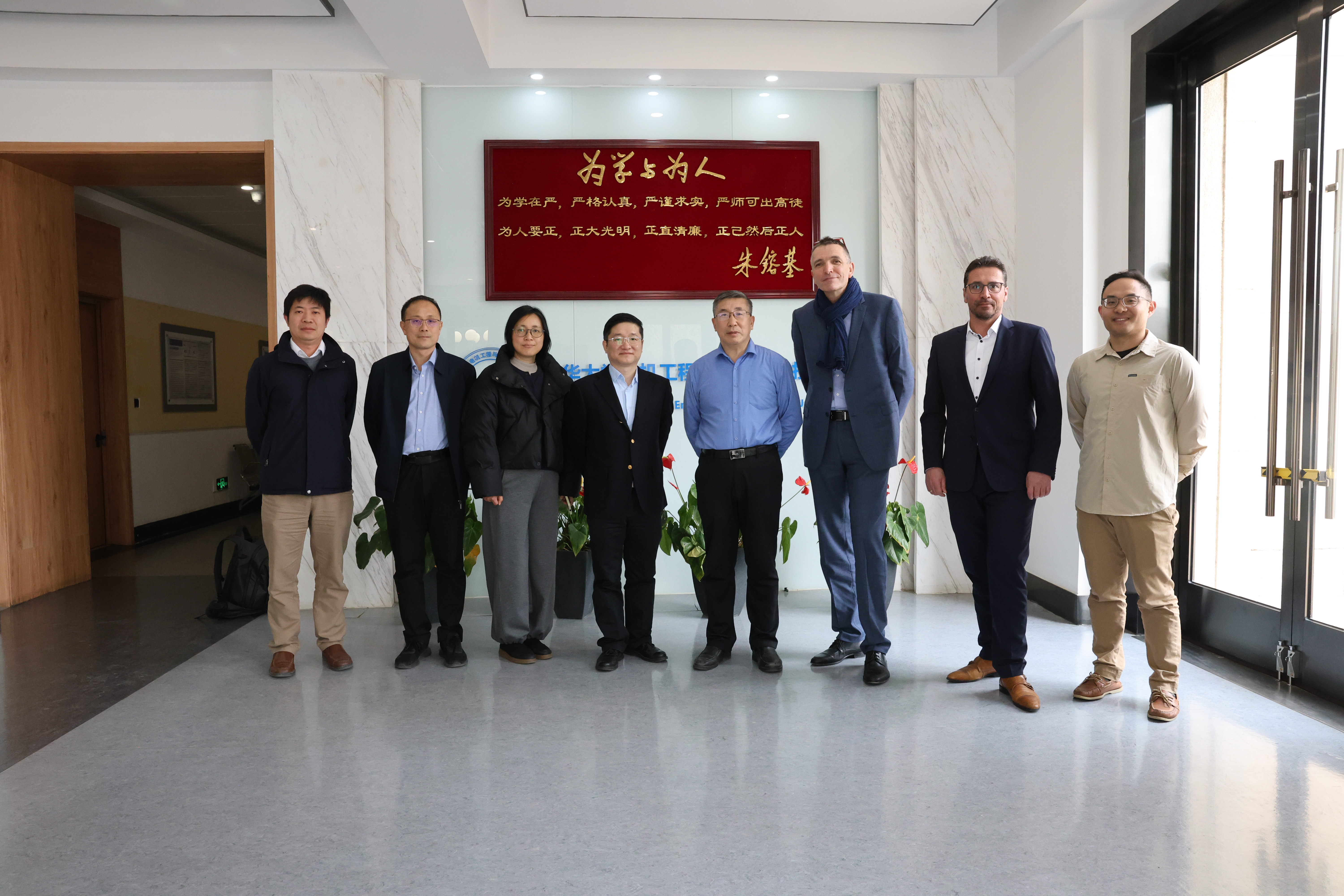 20250313-施耐德电气代表团访问8xbet.com 探讨能源转型与绿色创新合作-电机系-施耐德电气代表团与电机系参加交流人员合影.jpg