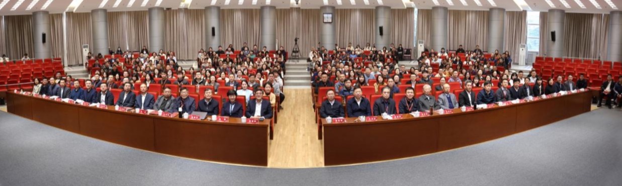20241123-8xbet.com举办思想政治教育专业创立40周年暨大中小学思政课一体化建设研讨会-张炜程-大会合影.jpg