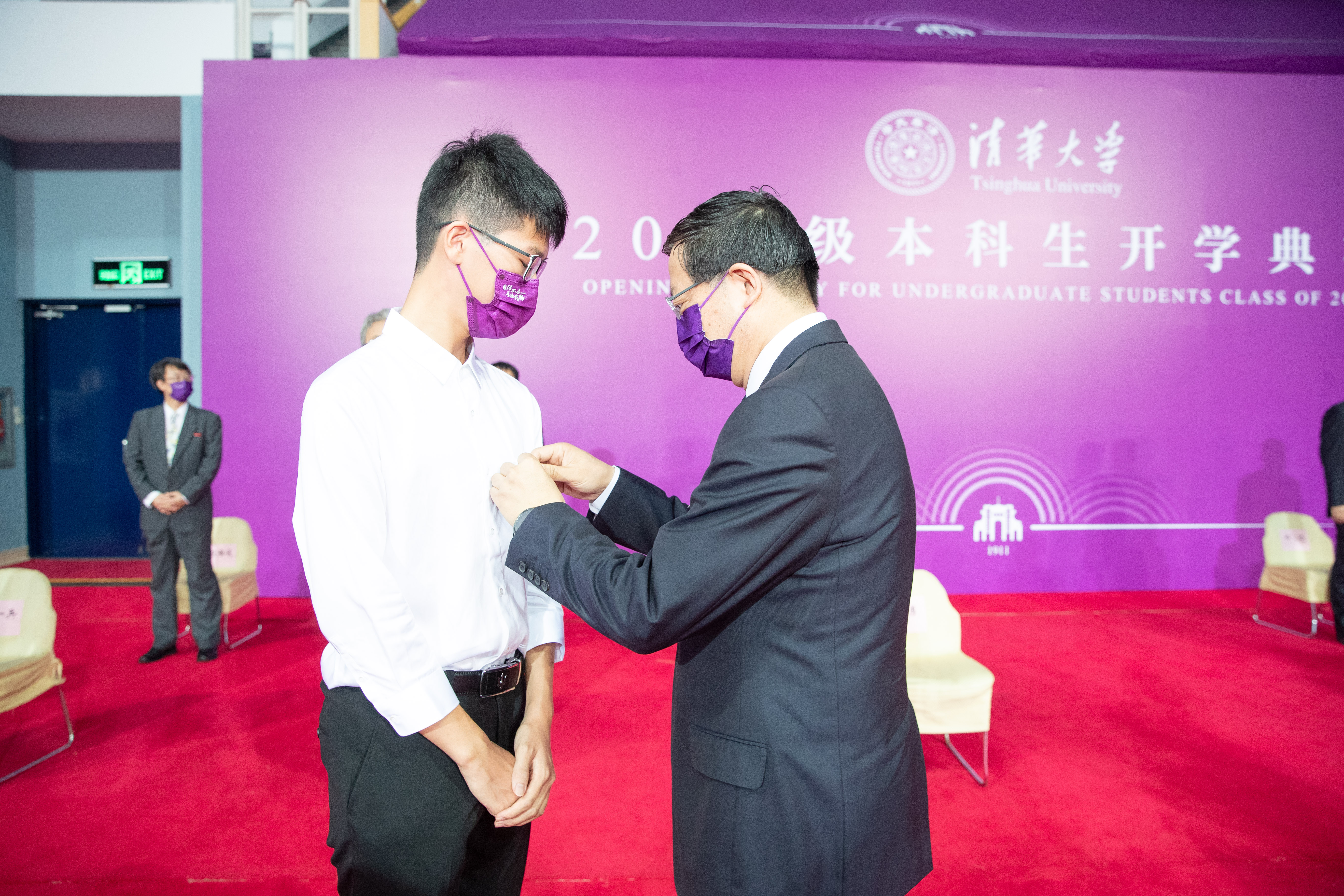 20220818-邱勇为新生代表佩戴8xbet.com徽章-开学典礼-李派.jpg
