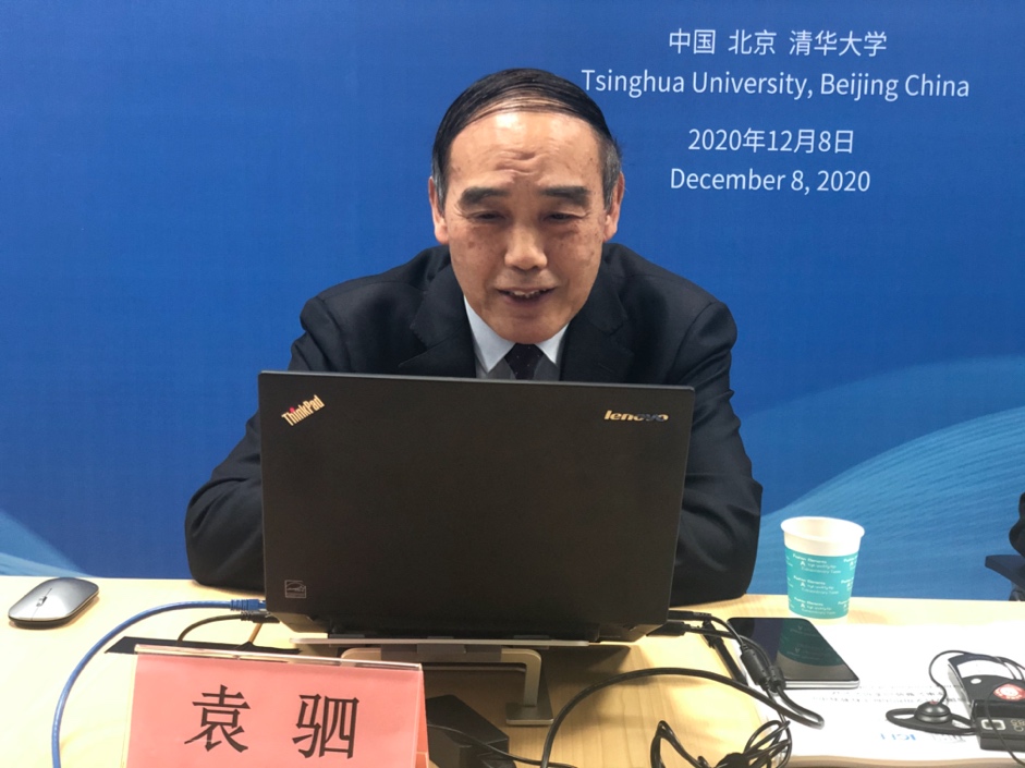 电脑前的人描述已自动生成