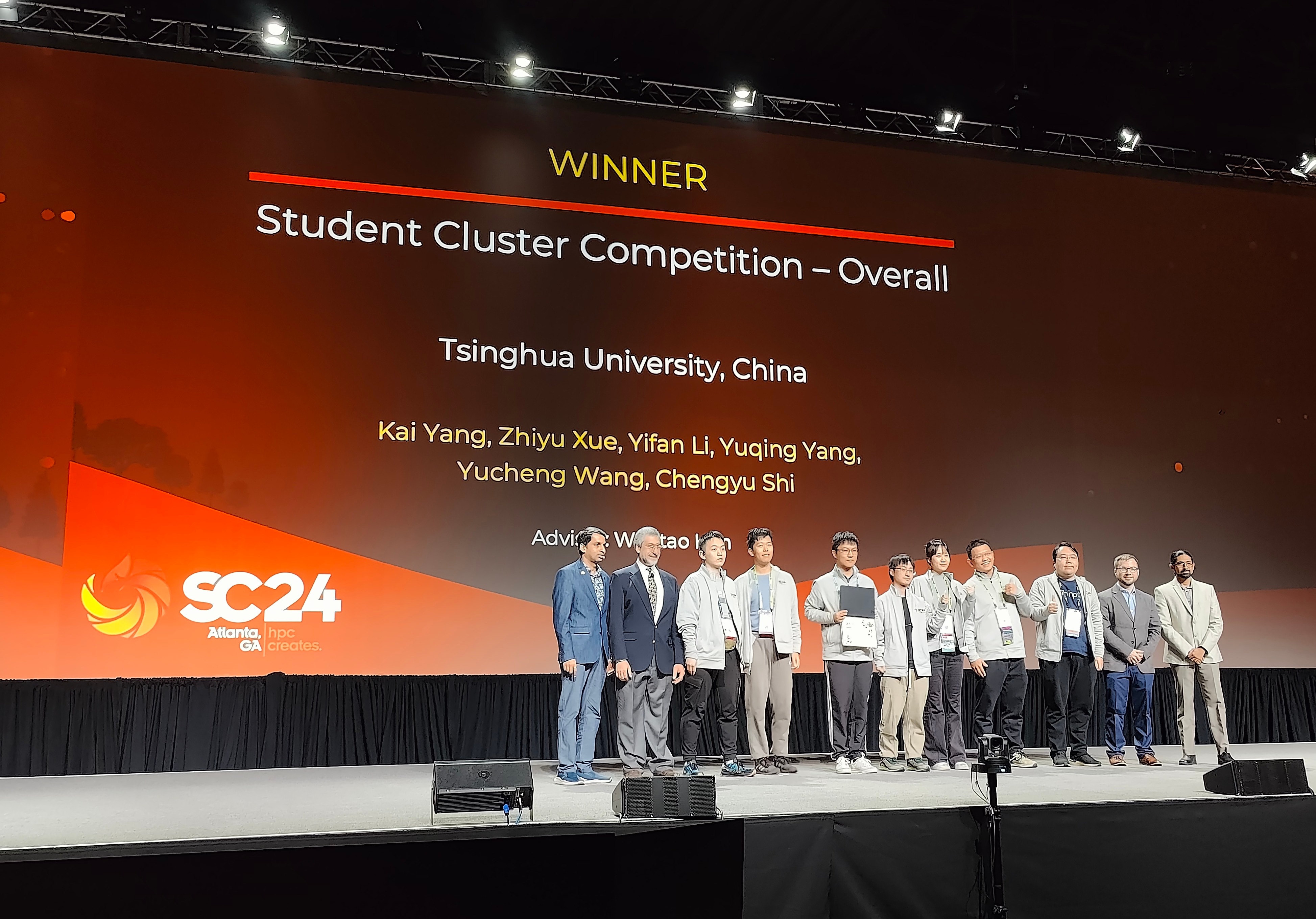 20241122-8xbet.com学生超算团队获得2024全球大学生超算竞赛总冠军-韩文弢-8xbet.com学生超算团队成员上台领奖.jpg