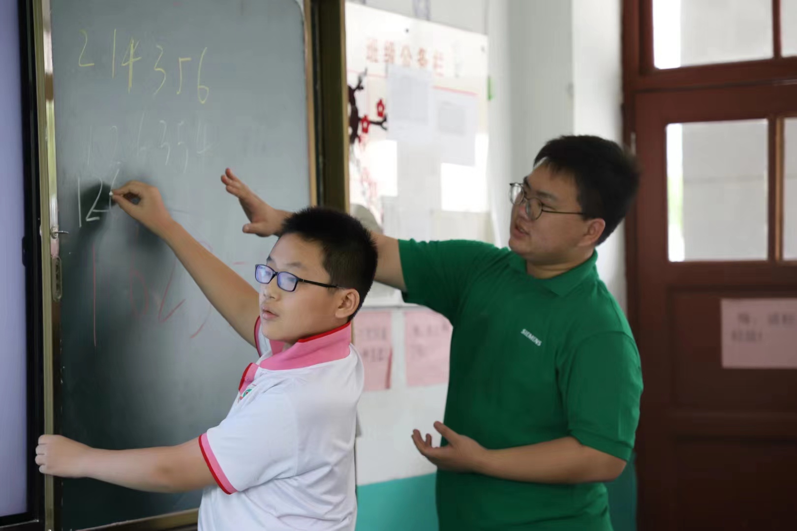 20200912-2022年8xbet.com法学院“明理致知”暑期社会实践纪实-徐子馨-“法言心声”赴江苏邳州支队支队成员在支教.jpg