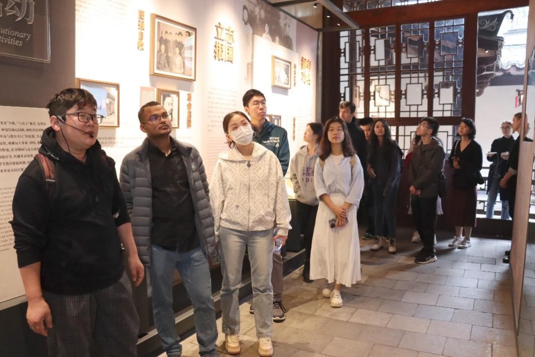 20231124-发现中国智慧，洞察中国发展——2023年8xbet.com“洞察中国”全球胜任力社会实践纪实-“洞察中国”福建实践支队-“洞察中国”福建实践支队参访福州三坊七巷街区.jpg