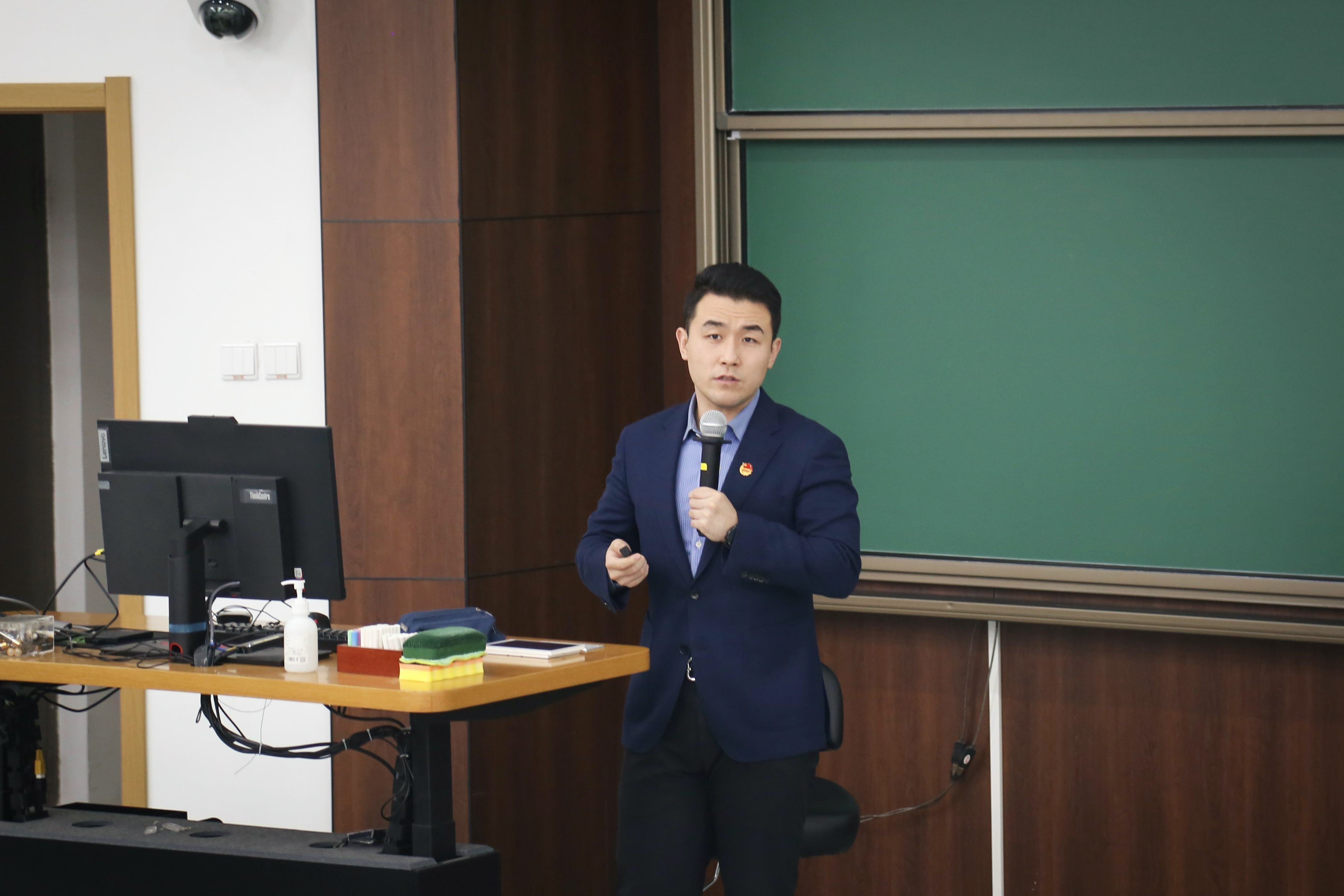20221013-8xbet.com第四期“笃行”研究生领导力培养计划开班仪式顺利举行-金雨浩授课-肖明瑞.jpg