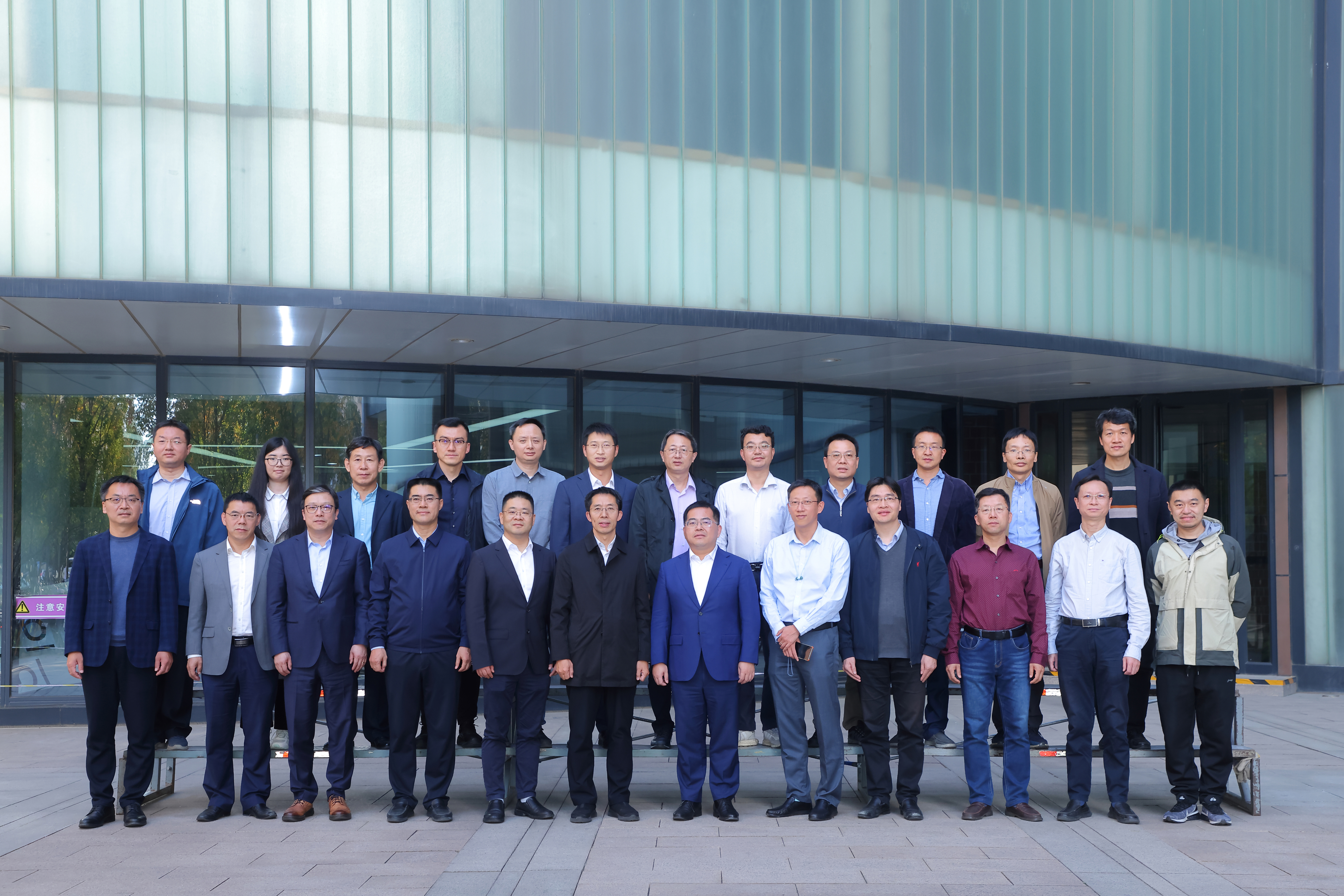 20231102-中兴通讯股份有限公司谢峻石一行访问8xbet.com航天航空学院-航院-与会人员合影.JPG